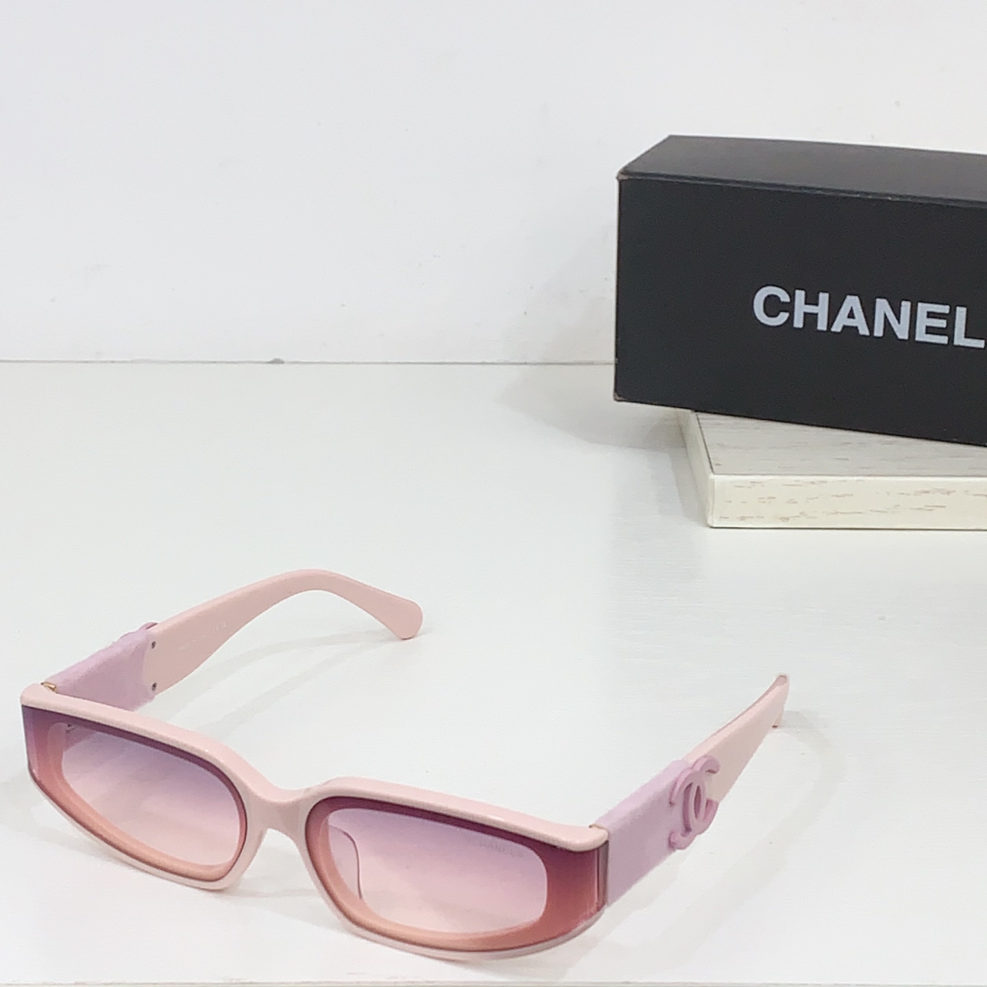 太阳镜
CHANEL 香奈儿 CH6068S 尺码66口14-145 图案双色绒毛镜腿 缺边镜框 弯形镜