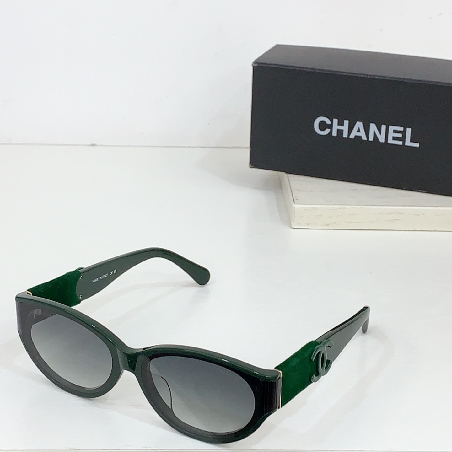 太阳镜
CHANEL 香奈儿 CH6050S 尺码66口14-145 图案双色绒毛镜腿 缺边镜框 弯形镜