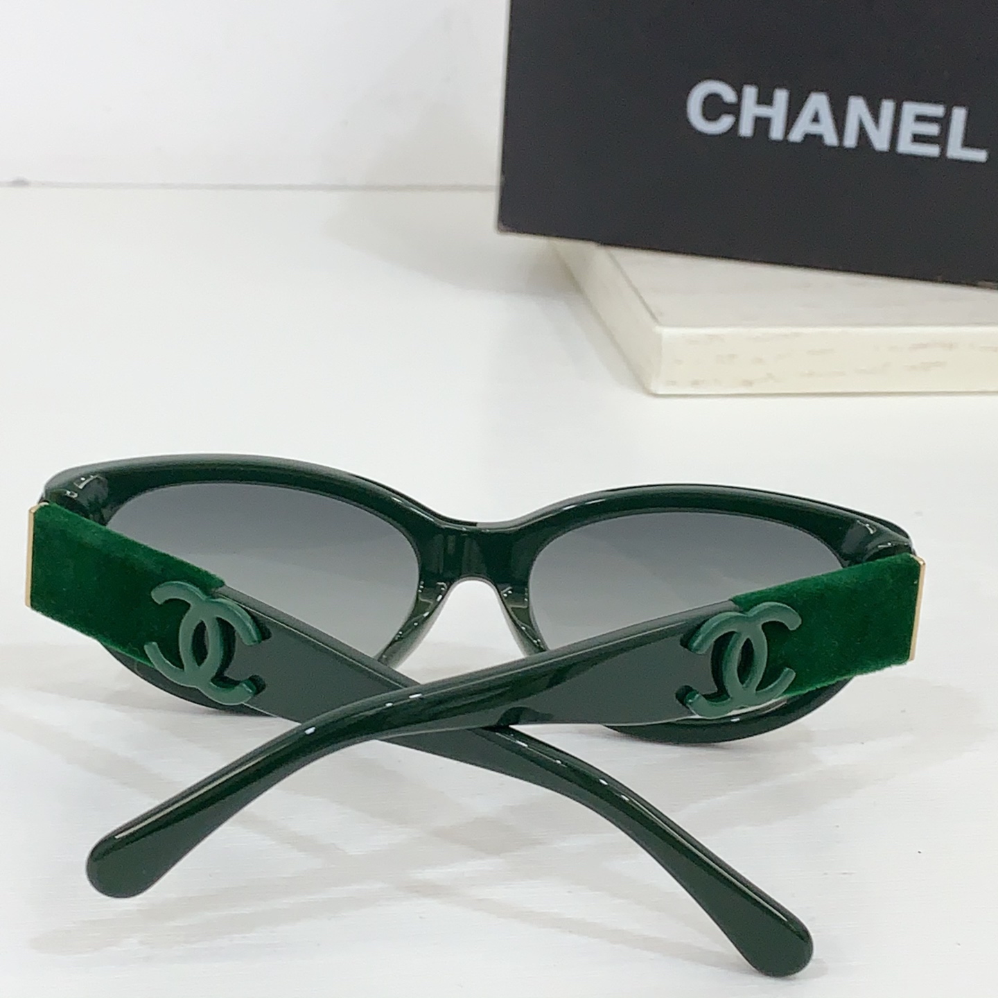 太阳镜
CHANEL 香奈儿 CH6050S 尺码66口14-145 图案双色绒毛镜腿 缺边镜框 弯形镜