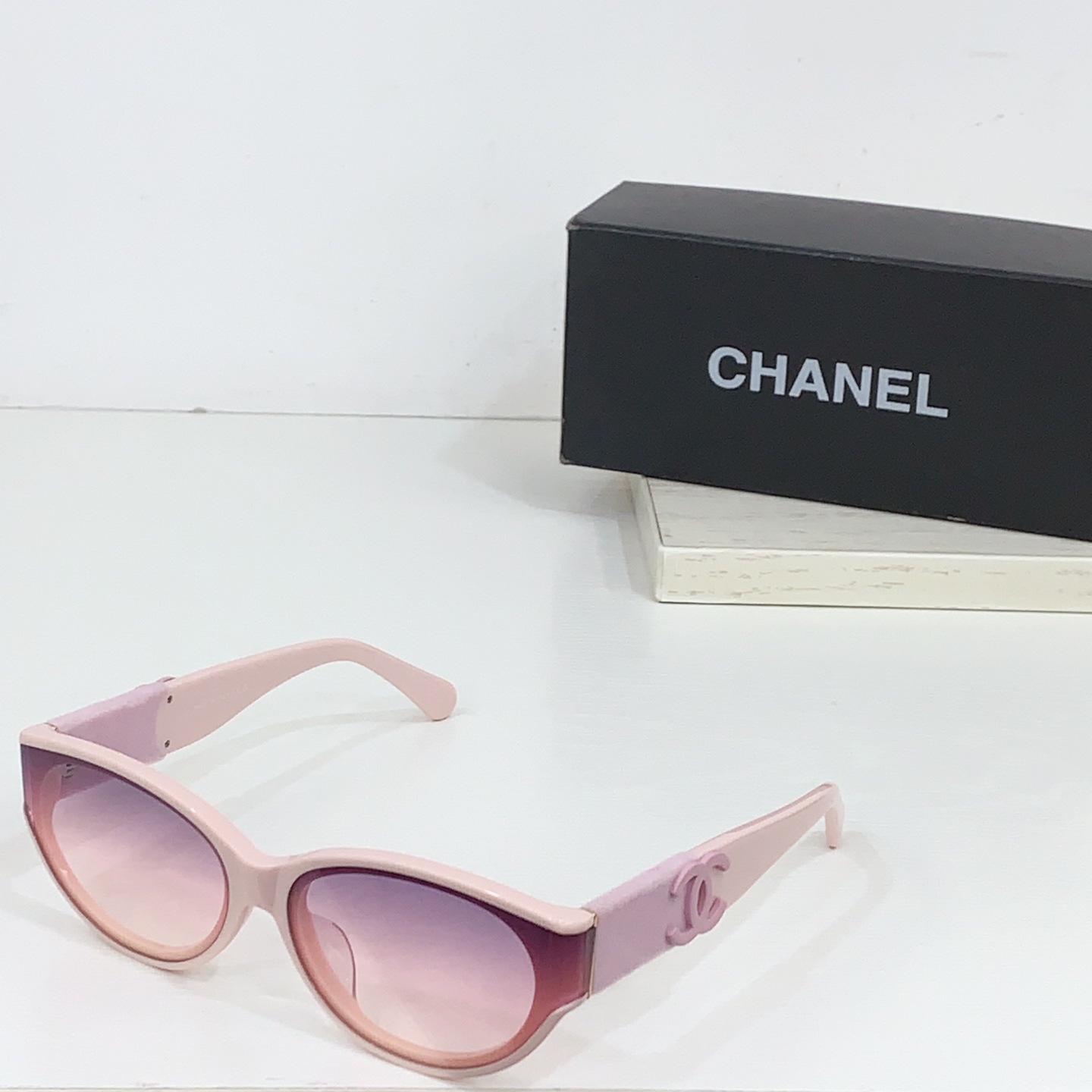 太阳镜
CHANEL 香奈儿 CH6050S 尺码66口14-145 图案双色绒毛镜腿 缺边镜框 弯形镜