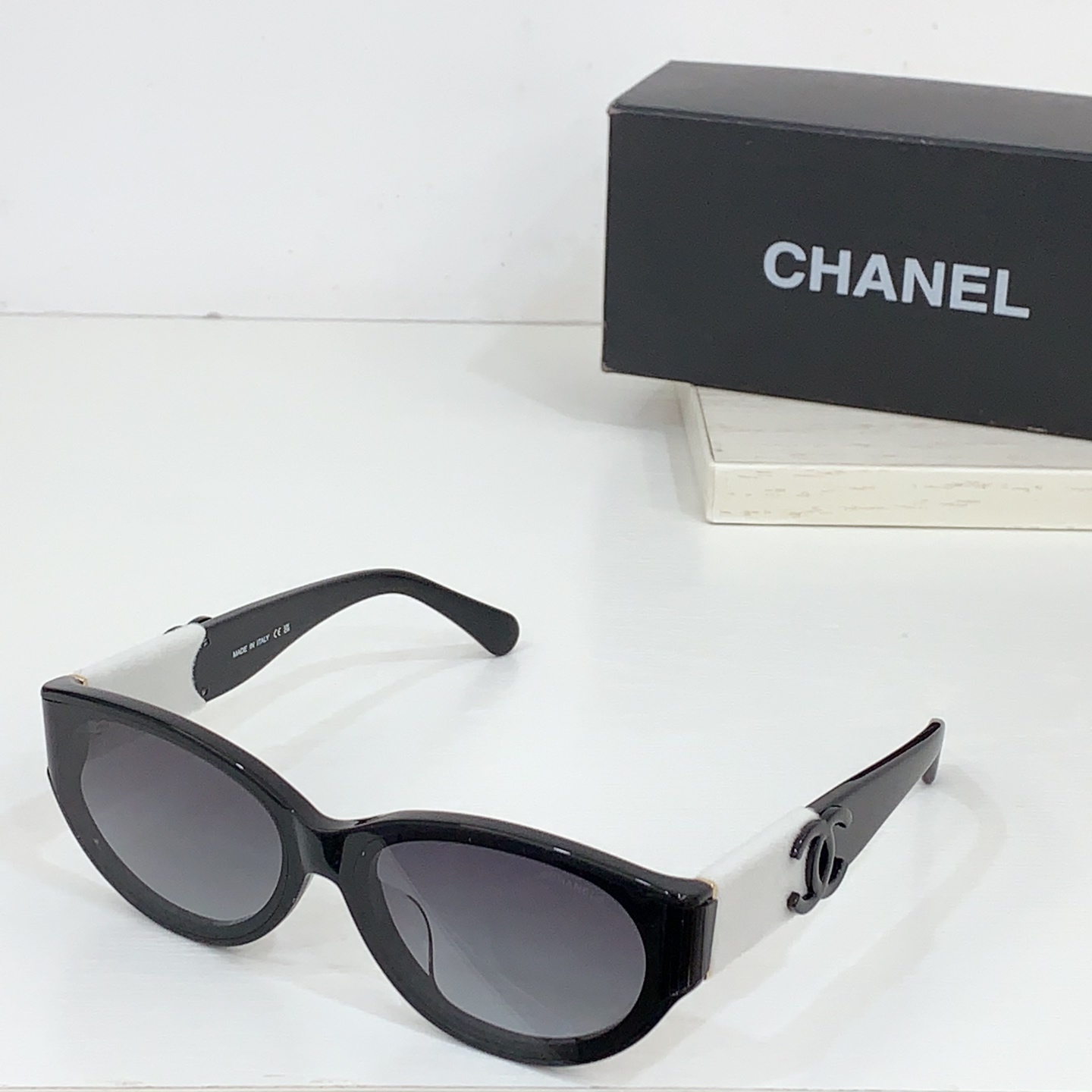 太阳镜
CHANEL 香奈儿 CH6050S 尺码66口14-145 图案双色绒毛镜腿 缺边镜框 弯形镜