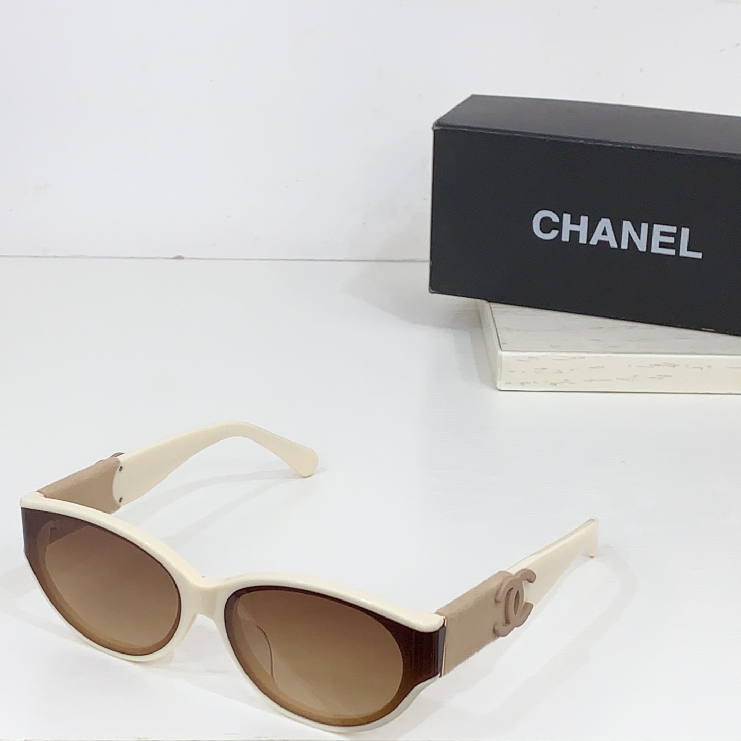 太阳镜
CHANEL 香奈儿 CH6050S 尺码66口14-145 图案双色绒毛镜腿 缺边镜框 弯形镜