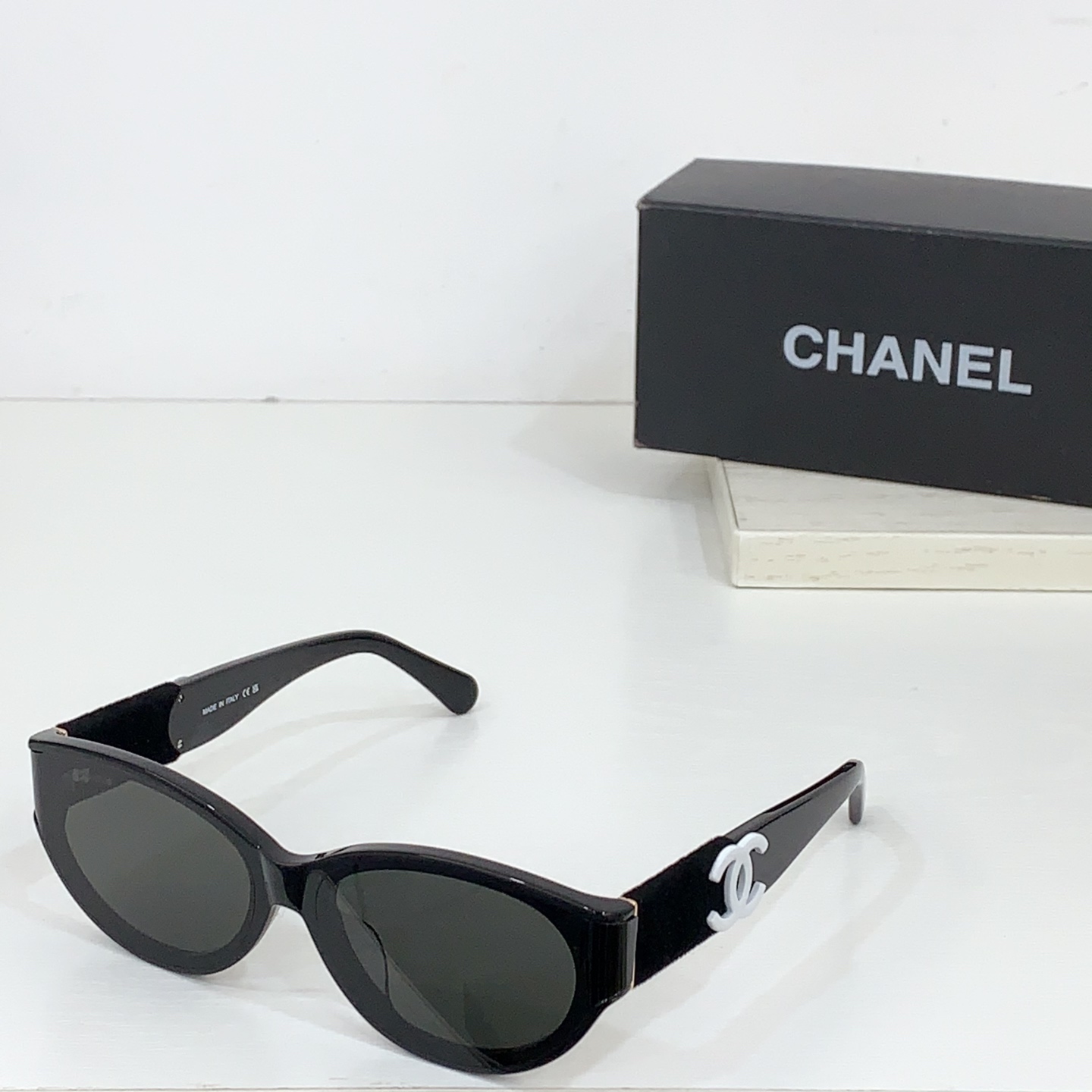 太阳镜
CHANEL 香奈儿 CH6050S 尺码66口14-145 图案双色绒毛镜腿 缺边镜框 弯形镜