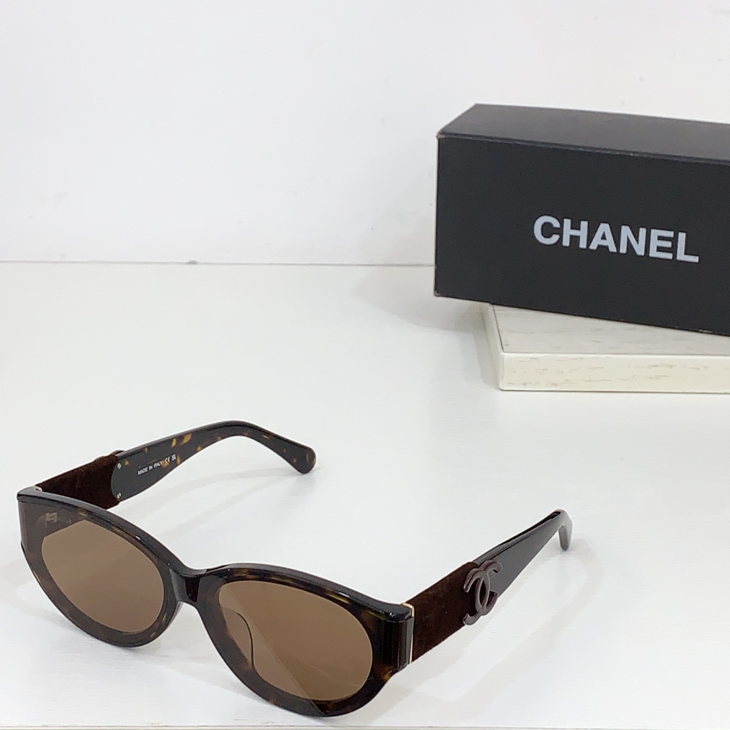 太阳镜
CHANEL 香奈儿 CH6050S 尺码66口14-145 图案双色绒毛镜腿 缺边镜框 弯形镜