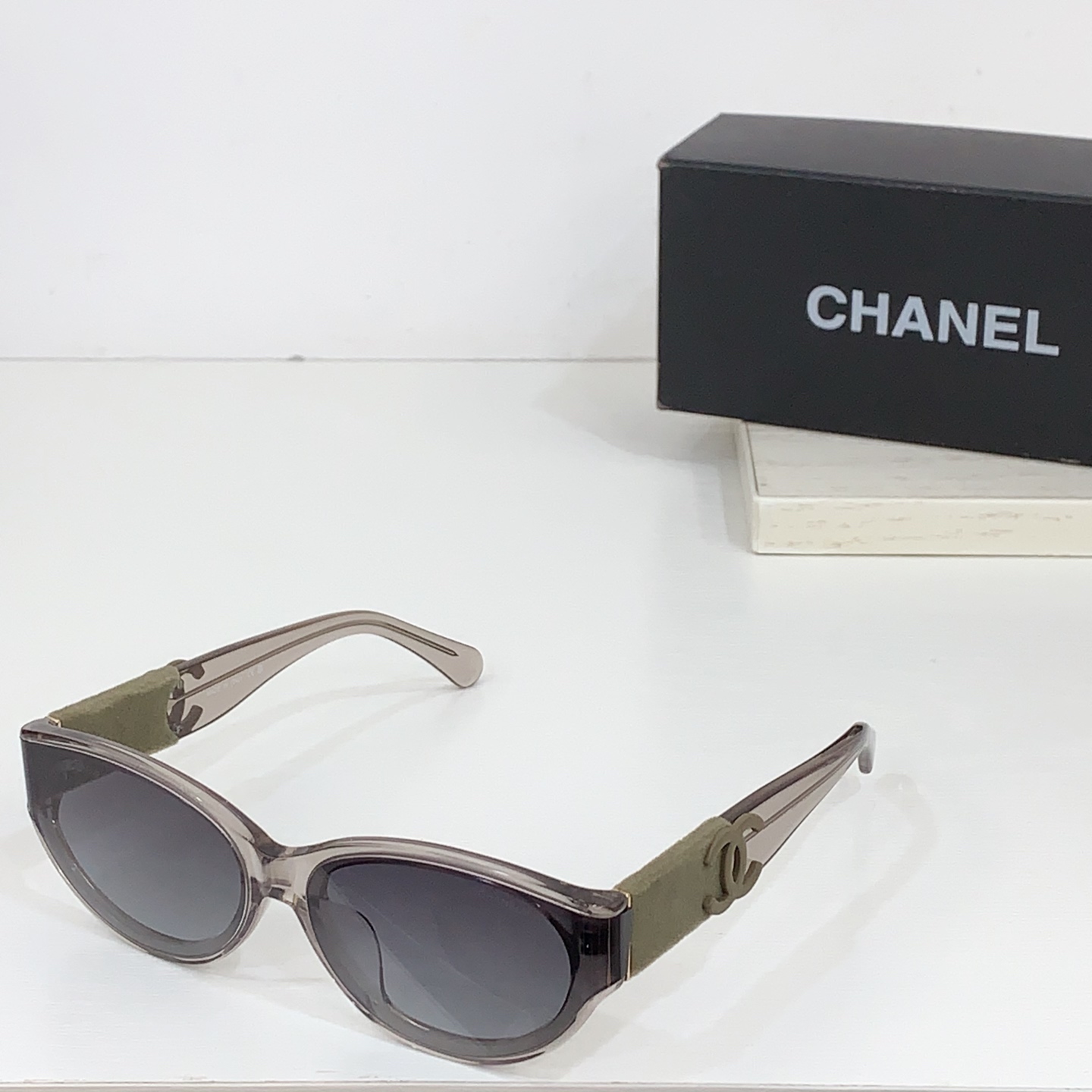 太阳镜
CHANEL 香奈儿 CH6050S 尺码66口14-145 图案双色绒毛镜腿 缺边镜框 弯形镜