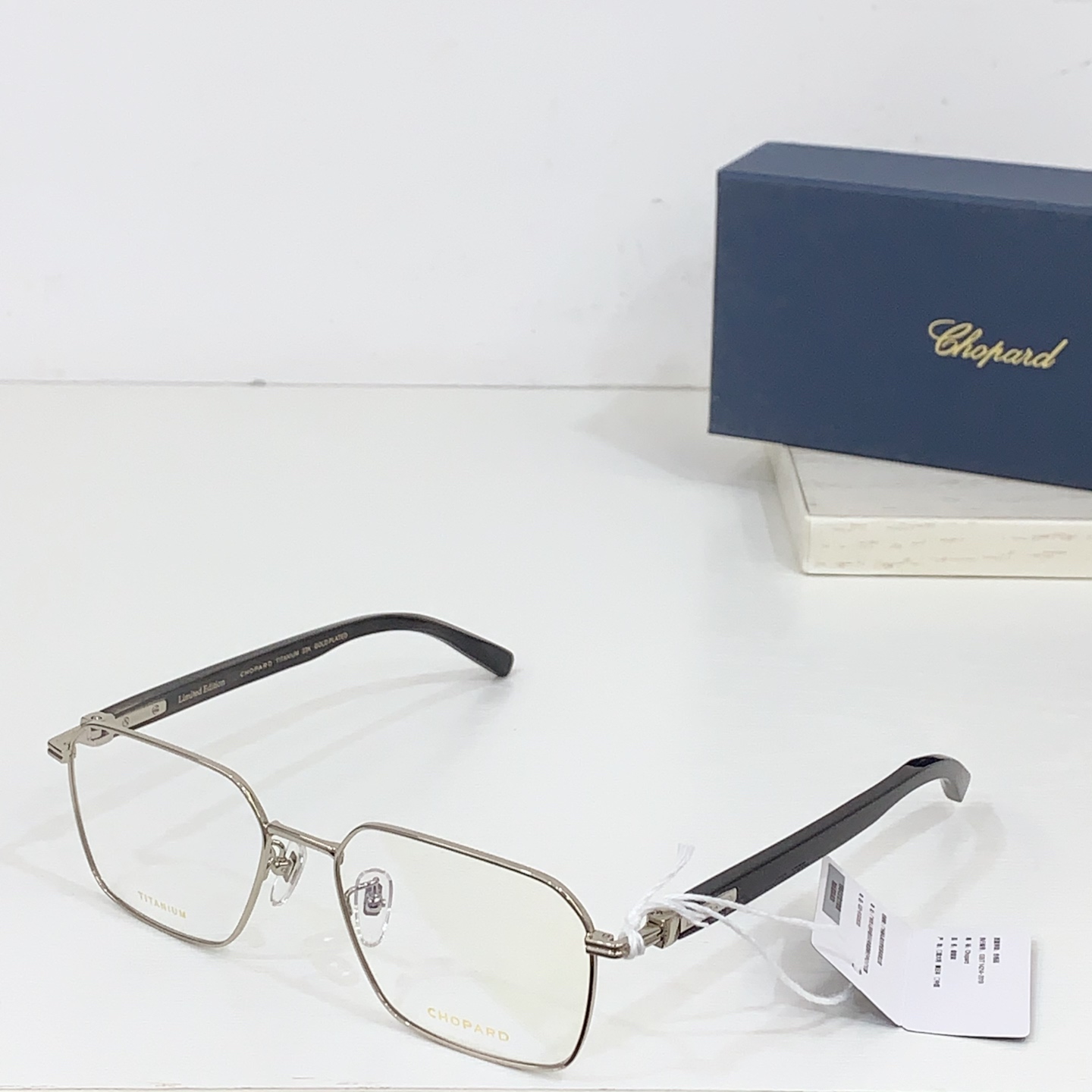 NO:242559,Chopard New buffalo horn pure titanium, one mirror with one anti-counterfeiting code, two-color pure titanium square frame, connecting natural buffalo horn temples, original replica custom details Model VCHL38D Size 57-port 18-glasses, sunglasses, sunglasses, chocolate, chocolate19860909Chopard 萧邦 新款水牛角纯钛 一镜附一防伪码 商务两色纯钛方框 衔接天然水牛角镜腿 原版复刻定制细节 型号VCHL38D 尺寸57口18- 眼镜墨镜太阳镜,眼镜,chopard,chopard,glasses