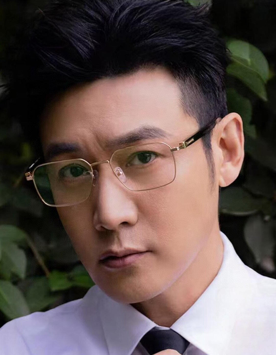  ChoPard 萧邦 新款水牛角➕纯钛
高端货，原版定制
一镜附一防伪码
商务两色纯钛方框，衔接天然水
