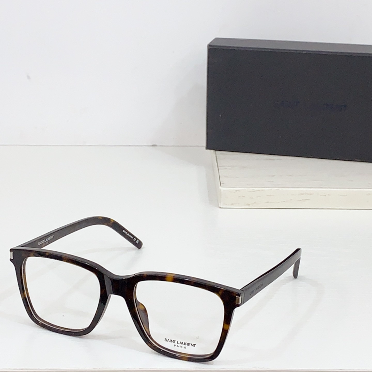 NO:244878,- SL717 is a lightweight square acetate frame with a slim structure. The temples are made of laser engraved with iconic angles, adding a unique feeling to this glasses. size54-mouth 18- Glasses sunglasses, glasses19860909-  SL717是一款轻巧的方形醋酸纤维镜框,结构纤薄.镜腿采用激光雕刻标志性角度,为这款眼镜增添独特感. size54口18- 眼镜墨镜太阳镜,眼镜,glasses