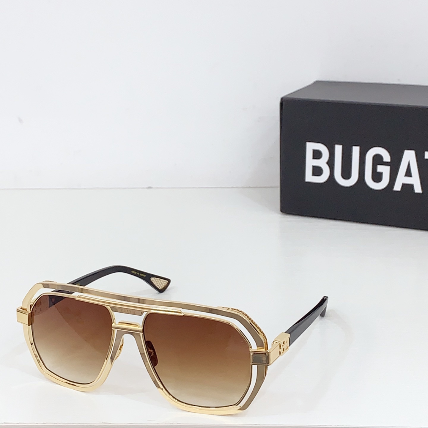 NO:247047,BUGATT Bugatti-Sun glasses are launched MODEL08. SIZE:58-18-. The most unique one of the BugattiEyewear CollectionOne, and comes with a precious and luxurious suit. -Handmade Japanese cellulose acetate frame front -.Pure hardware -5-level Japanese screws and components, matching glasses, sunglasses, glasses19860909BUGATT 布加迪Bugatti-太阳镜上线咯 MODEL08. SIZE:58-18-. BugattiEyewear CollectionOne中最独特的一款·并配有珍贵的超豪华套装. -手工制作的日本醋酸纤维素框架正面 -.纯 五金件 -5级日本 螺丝及组件,配套眼镜墨镜太阳镜,眼镜,glasses