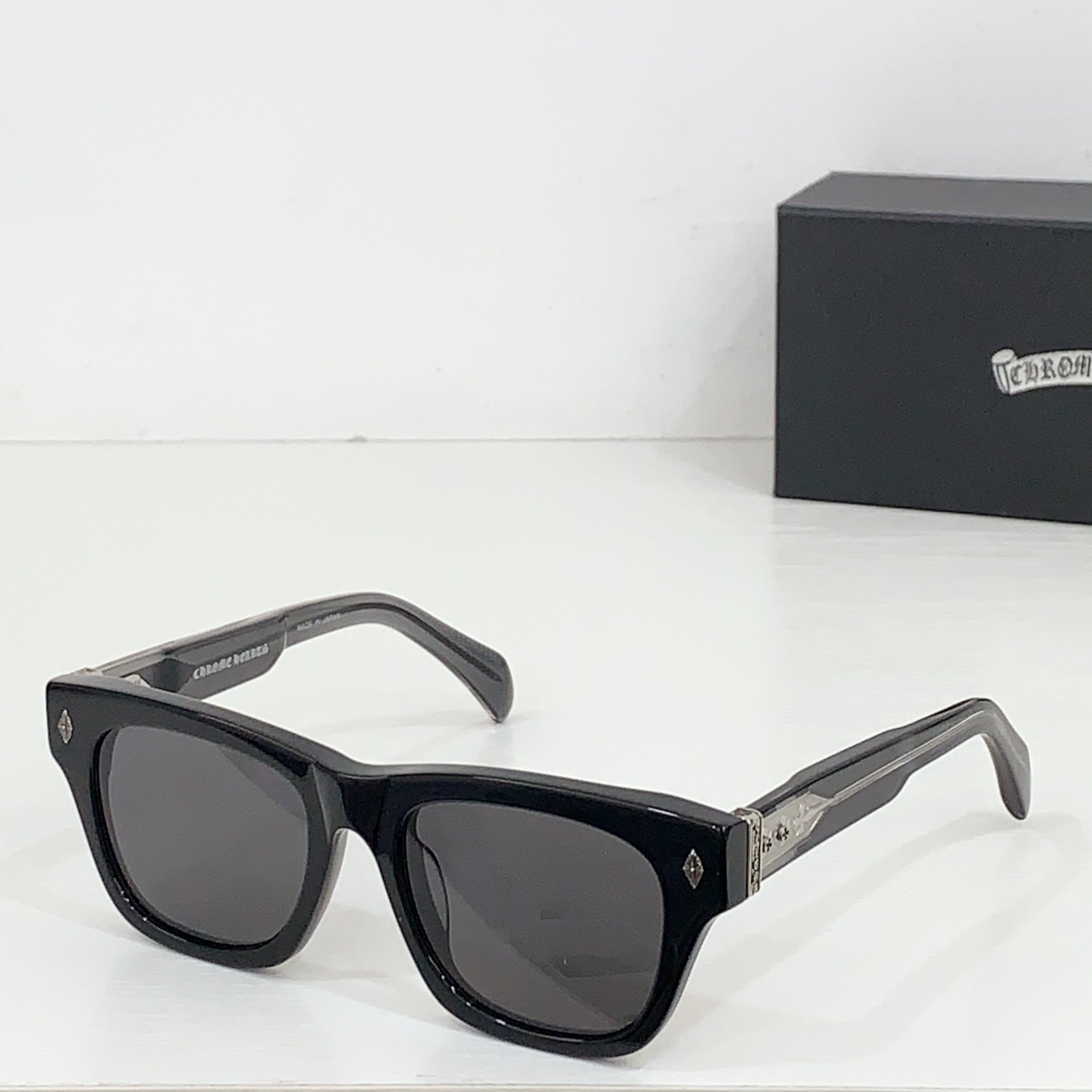 NO:248312,Chrome Hearts original replica Zeiss lenses Croxin new style Dickfitzener 18k gold electroplated temples with code Super carving craftsmanship feels great Size 51-mouth 20-147 Features: Charming naming and design, the anklet part is decorated with brand new screws, matched with the iconic LOGO of the temples Croxin. The windscreen with cross carving enhances the facial texture of all angles. Style: Fashionable and luxurious Suitable for gender: both men and women (Croxin's latest official website mirror cloth can be sold separately) Glasses sunglasses sunglasses sunglasses, swimsuits, swimming trunks, bikini glasses, chrome hearts, chrome hearts, swimsuits, swimsuits, bikinis19860909Chrome Hearts 原版复刻蔡司镜片 克罗心新款 Dickfitzener 18k金电镀镜腿附带编码 超强雕花工艺手感极佳 尺寸51口20-147 特色:充满魅惑力的命名和设计,脚链部分采用全新的螺丝装饰,配合镜腿克罗心标志性LOGO 带十字花雕刻的防风镜设计,提升全方位角度的面部质感. 风格:时尚奢华 适合性别:男女皆可（克罗心最新官网擦镜布可另售） 眼镜墨镜太阳镜眼镜墨镜太阳镜,泳衣，泳裤，比基尼眼镜,chrome hearts,chrome hearts,swimsuits,bikinis,glasses