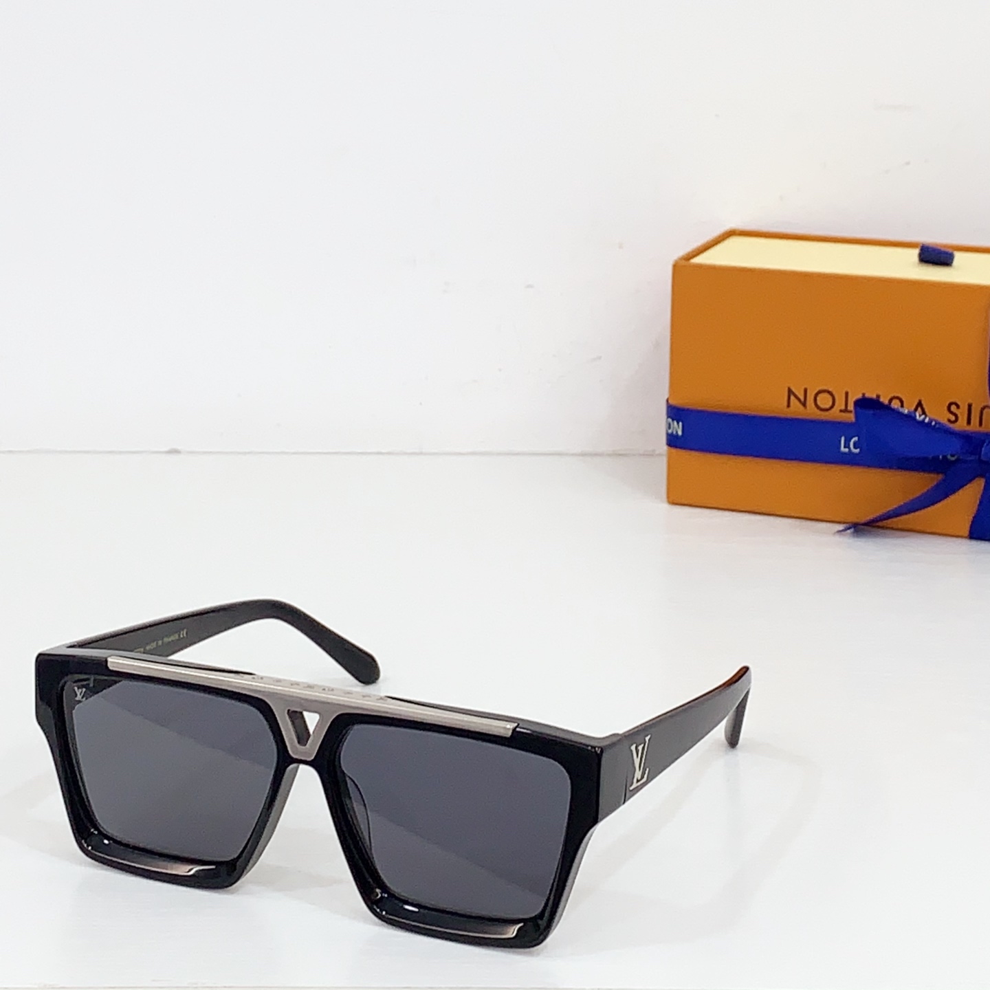 NO:249284,The highest version Louis Vuitto* Model Z1502 Z1681 Z1682 Z1811 Z1894 sunglasses latest version Iconic millionaire style, 10.0 thickness deep polish Deep three-dimensional beveled panels, radium engraved logo LV first letter and very iconic, simple and luxurious glasses sunglasses, glasses, louis vuitton, louis vuitton19860909最高版本 Louis Vuitto* 型号Z1502 Z1681 Z1682 Z1811 Z1894太阳镜最新版本 标志性的百万富翁风格,10.0厚度深度抛光 深深的立体斜面板材,镭刻的logo标 LV首字母和极具标志性,简约而豪华 眼镜墨镜太阳镜,眼镜,louis vuitton,louis vuitton,glasses