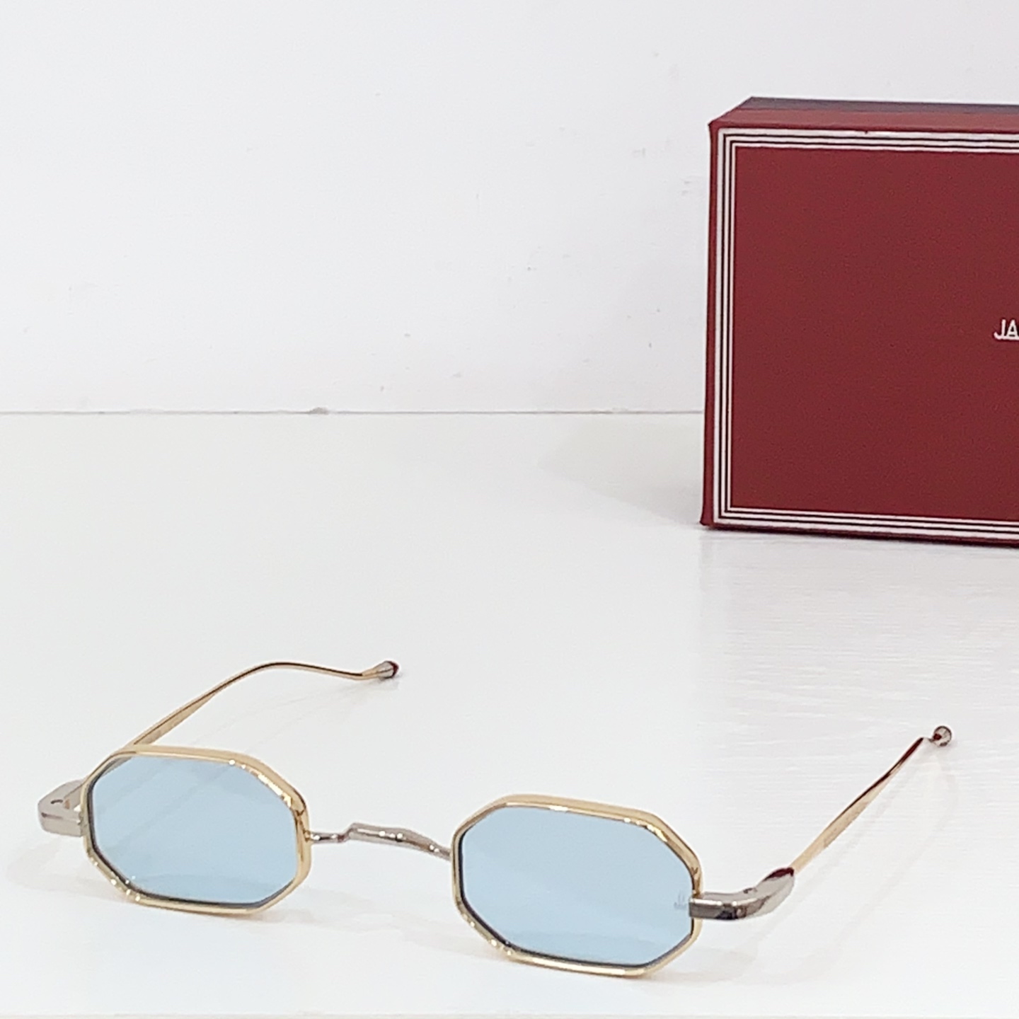 NO:249962,JACQUES MARIE MAGE Timeless Classic As part of the LOU DOILLON FOR JMM series, THE BURN is a compact octagonal sunglasses inspired by the reading frames of the generation. They are made of dark gold, silver, dark black gun, rose gold B titanium frames, custom hidden hinges, temples with custom filament engraving and burgundy epoxy temple tips, custom nose pads, 4 substrates with anti-reflection on the back and UV protection. MODELBURN SIZE:41-port 29-146 glasses sunglasses, glasses, burberry19860909JACQUES MARIE MAGE永恒的经典作为 LOU DOILLON FOR JMM 系列的一部分,THE BURN 是一款小巧的八角形太阳镜,其灵感来自代的阅读镜架.它们采用深金色,银色,深黑枪,玫瑰金 B钛合金镜框、定制隐藏式铰链、带有定制花丝雕刻的镜腿和酒红色环氧树脂镜腿尖、定制鼻托、背面经过防反射处理的4个基片和紫外线防护. MODELBURN SIZE:41口29-146 眼镜墨镜太阳镜,眼镜,burberry,glasses