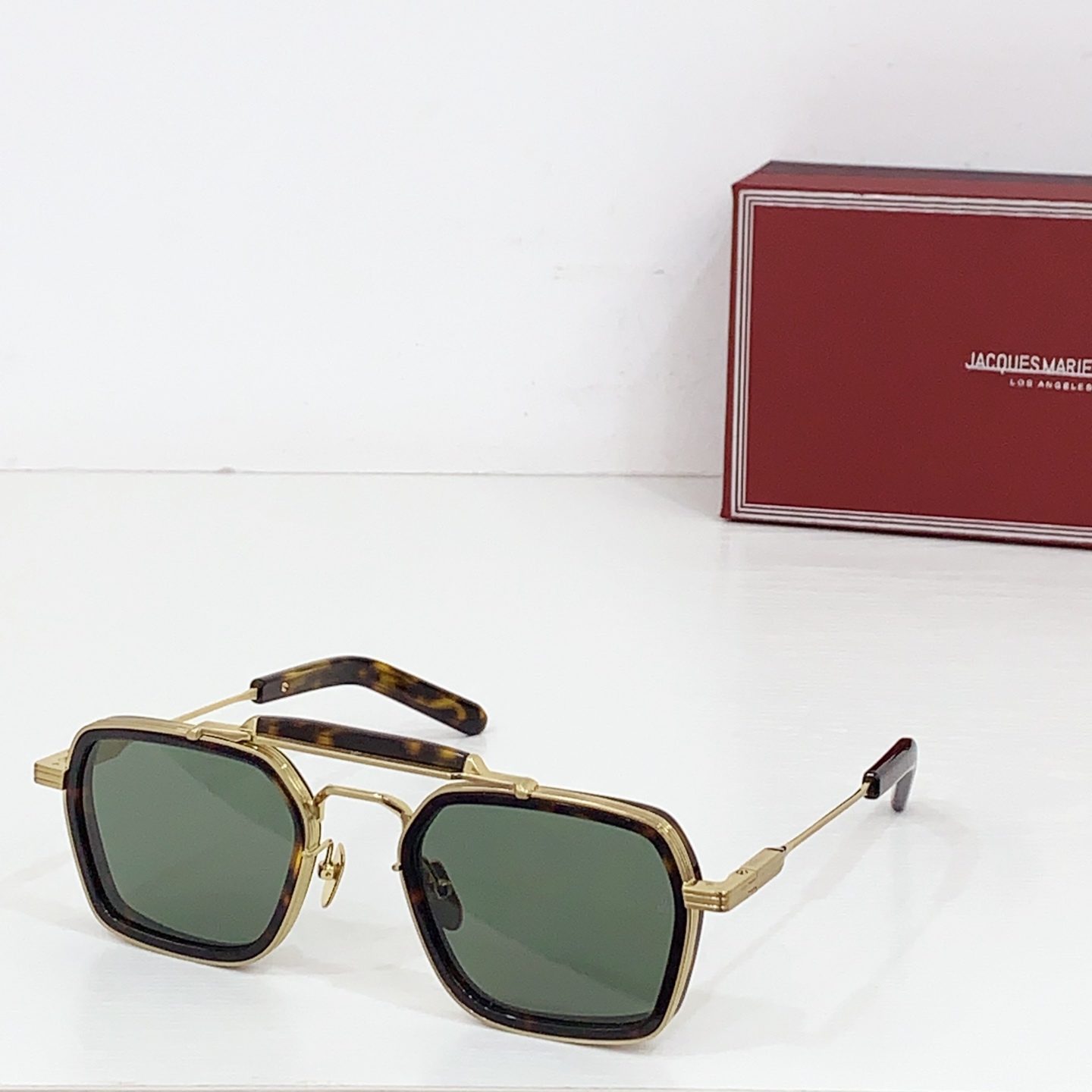 NO:249965,JACQUES MARIE MAGE Timeless Classic This glasses are named after the American outlaw Ben Kilpatrick, who helped Butch Cassidy's Wild Bunch Gang become the most successful train robber in history. Japanese handmade glasses frames are made of 10mm thick plates to create a retro work MODELKILPATRICK SIZE: 60 12-146 Glasses sunglasses, glasses, loro piana19860909JACQUES MARIE MAGE 永恒的经典 这款眼镜以美国亡命之徒本基尔帕特里克（Ben Kilpatrick）的名字命名,本基尔帕特里克曾帮助布奇卡西迪（Butch Cassidy）的狂野帮（Wild Bunch Gang）成为历史上最成功的火车劫匪.日本手工眼镜 镜框採用上厚達 10mm的板材打造出復古的作品 MODELKILPATRICK SIZE:60口12-146 眼镜墨镜太阳镜,眼镜,loro piana,glasses