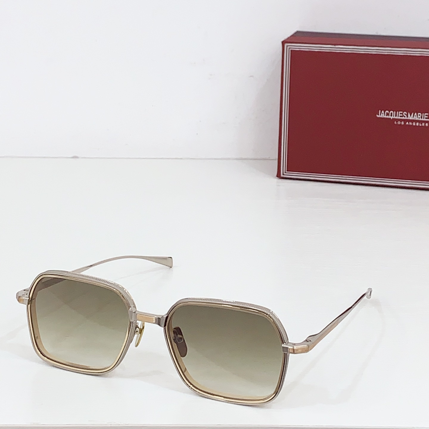 NO:249969,JACQUES MARIE MAGE Metal Ceiling Series Double-Circle Two-Color Electroplating Design Original Replica Japanese Handmade Glasses The frame uses thick metal to create a retro frame work, while the front of the mirror retains the slender lines, showing the worker's stent. The overall design is perfect, especially the unique outline of the mirror arm part, which is even rare in the market. The pot nail part continues the arrow setting of JMM and is made of precious metals, injecting elegant temperament into the intellectual design. MODELADMIRAL SIZE56-hole 18-146 Glasses sunglasses, glasses19860909JACQUES MARIE MAGE金属天花板系列 双圈双色电镀设计原版复刻 日本手工眼镜 镜框採用厚金属打造出復古的镜框作品,而鏡面正面,卻保留著纖幼線條,盡顯職人功架,整體設計完美、尤其鏡臂部分的獨特 輪廓,更屬坊間少見.鍋釘部分則延續JMM定番的箭頭設定,並以貴金屬製作,為知性的設計注入 優雅的氣質. MODELADMIRAL SIZE56口18-146 眼镜墨镜太阳镜,眼镜,glasses