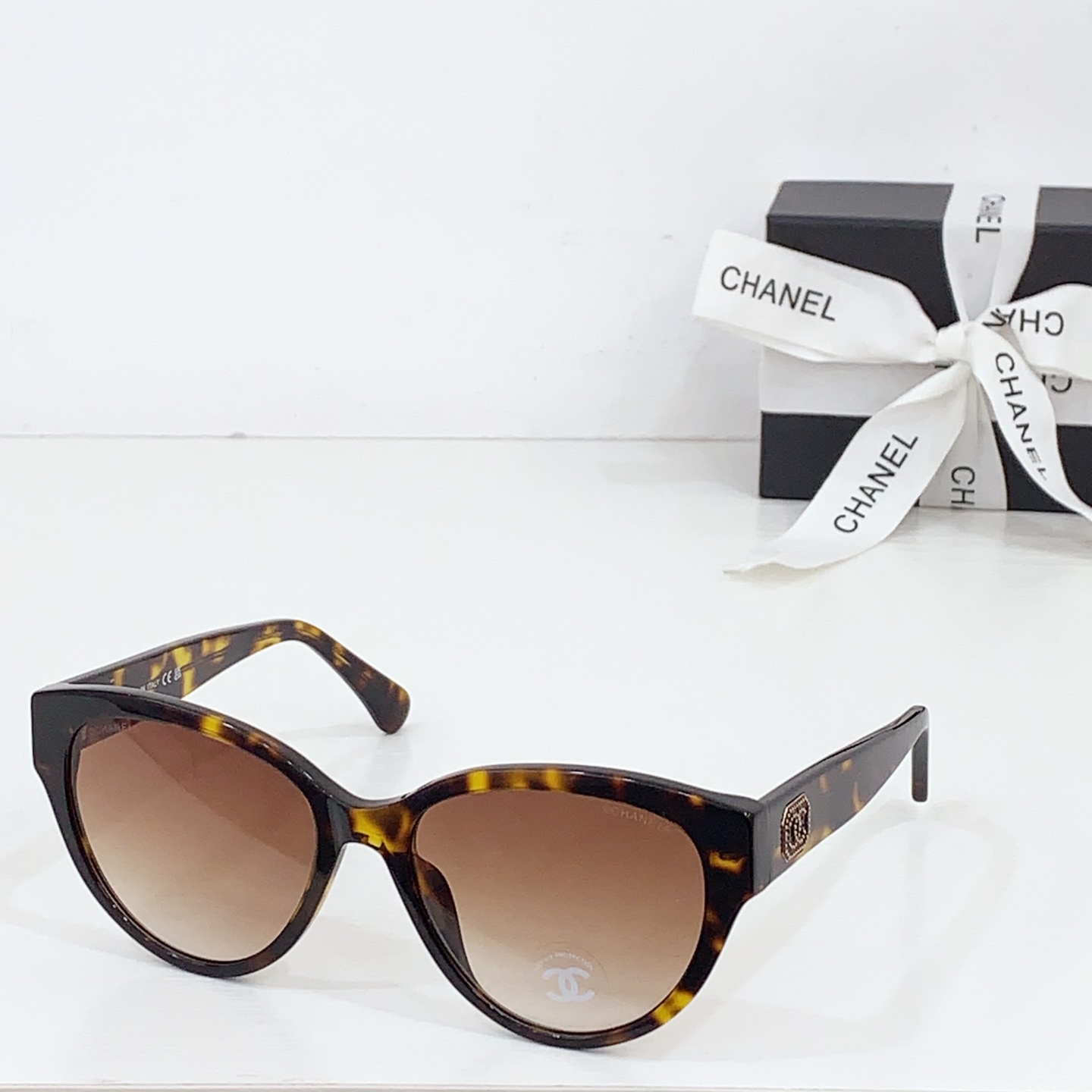 NO:249947,Charming Chanel love glasses The side is one color and a matching style CHANEL*CH5477 Size:56-18- Glasses, sunglasses, sunglasses, glasses, chanel, chanel19860909颜控香奈儿爱心眼镜 侧面是一色一种搭配风格 CHANEL*CH5477 Size:56-18- 眼镜墨镜太阳镜,眼镜,chanel,chanel,glasses