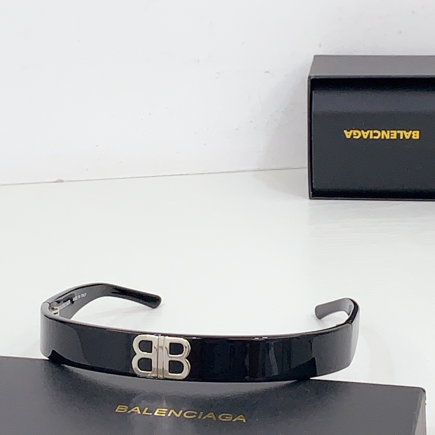 NO:250038,A popular sunglasses headband for planting grass by Xiaohongshu. It has a full sense of déjà vu, frame structure, can be folded. Balenciaga*MOD:BB804337,BB804338 Size:-. Glasses, sunglasses, glasses, balenciaga19860909小红书种草的一款热门的墨镜发箍 既视感满满,框架结构,可以折叠 Balenciaga*MOD:BB804337,BB804338 Size:-. 眼镜墨镜太阳镜,眼镜,balenciaga,glasses