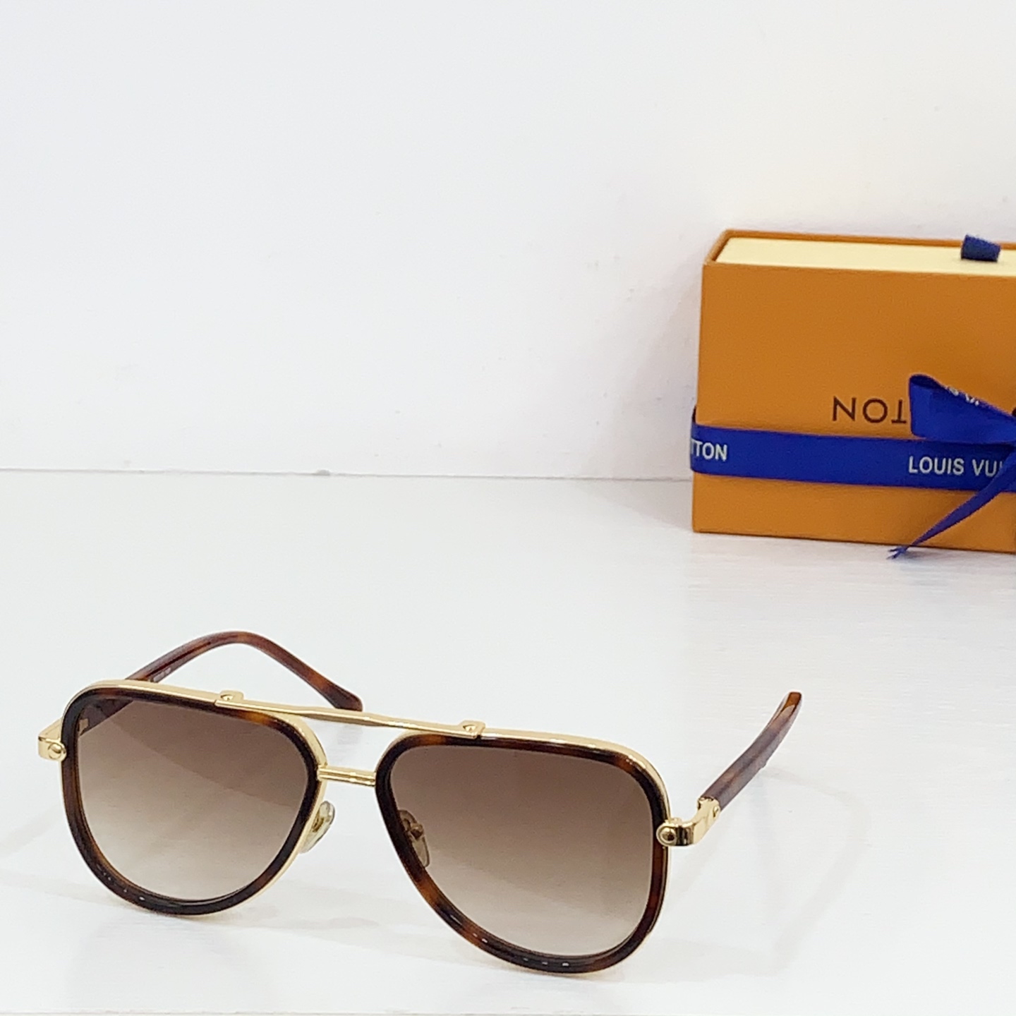 NO:251264,LOUIS VUITTO* LV Signature Duo Pilot Frog lens ~ The silver finish on the acetate lens and frame adds a modern touch to the classic outline, while the first letter engraved on the hinge is the brand's logo MODELZ2510U Z2511U Z2512U Z2513U Z2514U Z2515U Z2516U SIZE56-glasses sunglasses, glasses, louis vuitton, louis vuitton, louis vuitton, louis vuitton19860909LOUIS VUITTO* LV Signature Duo Pilot 蛤蟆镜～醋酸纤维镜片和镜框上的银色饰面为经典轮廓增添了现代气息,而铰链上镌刻的路易威登首字母则是品牌的标志 MODELZ2510U Z2511U Z2512U Z2513U Z2514U Z2515U Z2516U SIZE56口17- 眼镜墨镜太阳镜,眼镜,louis vuitton,louis vuitton,louis vuitton,glasses