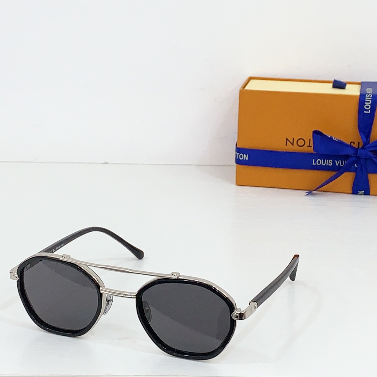 NO:251267,LOUIS VUITTO* LV Signature Round The silver finish on the acetate lens and frame adds a modern touch to the classic outline, while the first letter engraved on the hinge is the brand's logo MODEL2352 2353 2354 2356 2357 SIZE56 17-145 Heel foot original glasses sunglasses sunglasses, glasses, louis vuitton, louis vuitton, louis vuitton19860909LOUIS VUITTO* LV Signature Round 醋酸纤维镜片和镜框上的银色饰面为经典轮廓增添了现代气息,而铰链上镌刻的路易威登首字母则是品牌的标志 MODEL2352 2353 2354 2356 2357 SIZE56口17-145 跟足原版 眼镜墨镜太阳镜,眼镜,louis vuitton,louis vuitton,louis vuitton,glasses