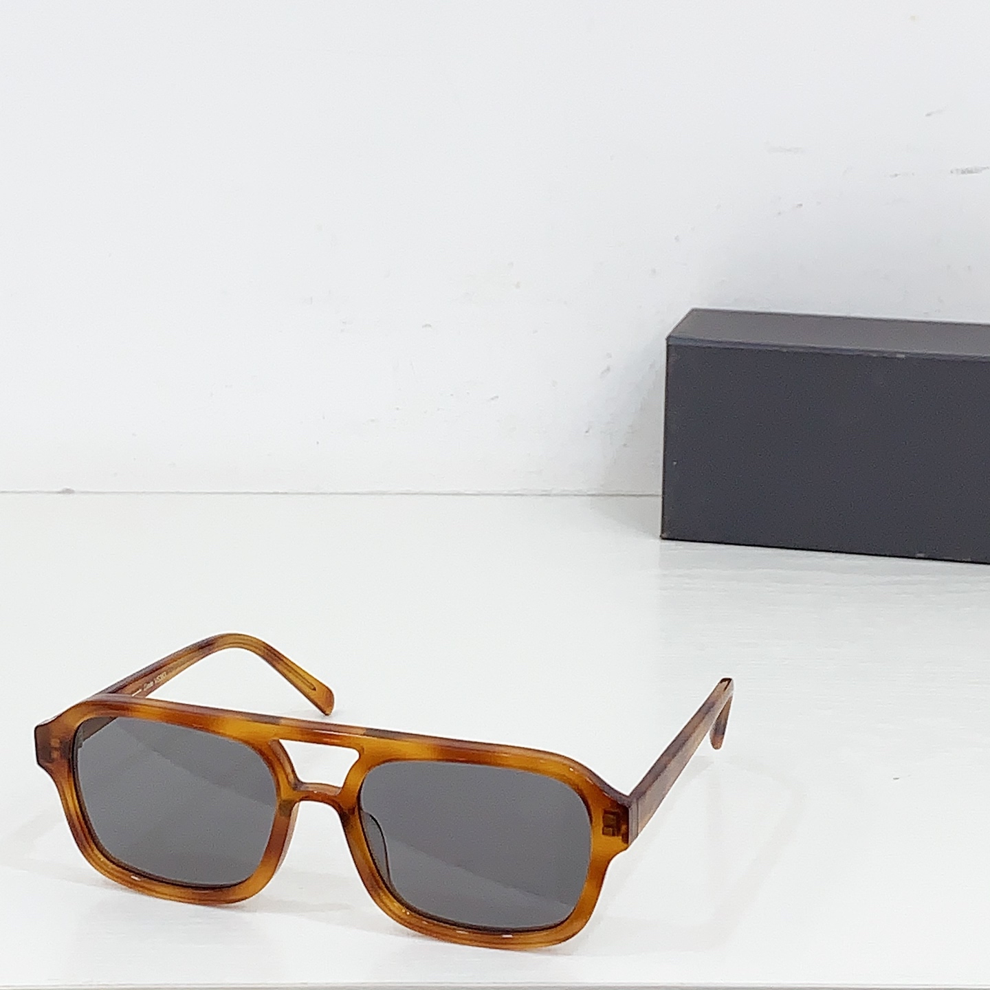 NO:252052,VEHLA niche brand Australia must have sunglasses this summer super cool girl is you! The queen Beyoncr loves it very much~ everyone has the sense of security and fashion. MODELDIXIE SIZE53 17- Glasses, sunglasses, glasses19860909VEHLA小众品牌 澳洲今夏必备太阳鏡超酷girl就是你！天后Beyoncr都超爱～安全感&时尚感都拿捏 MODELDIXIE SIZE53口17- 眼镜墨镜太阳镜,眼镜,glasses