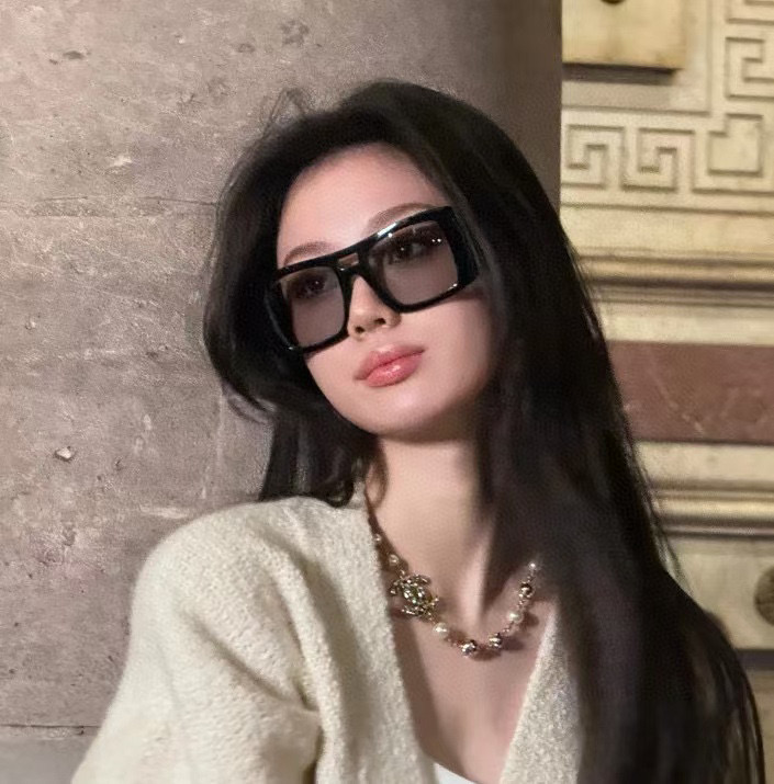 Foto de modelo y oficial Modelo: CH9141