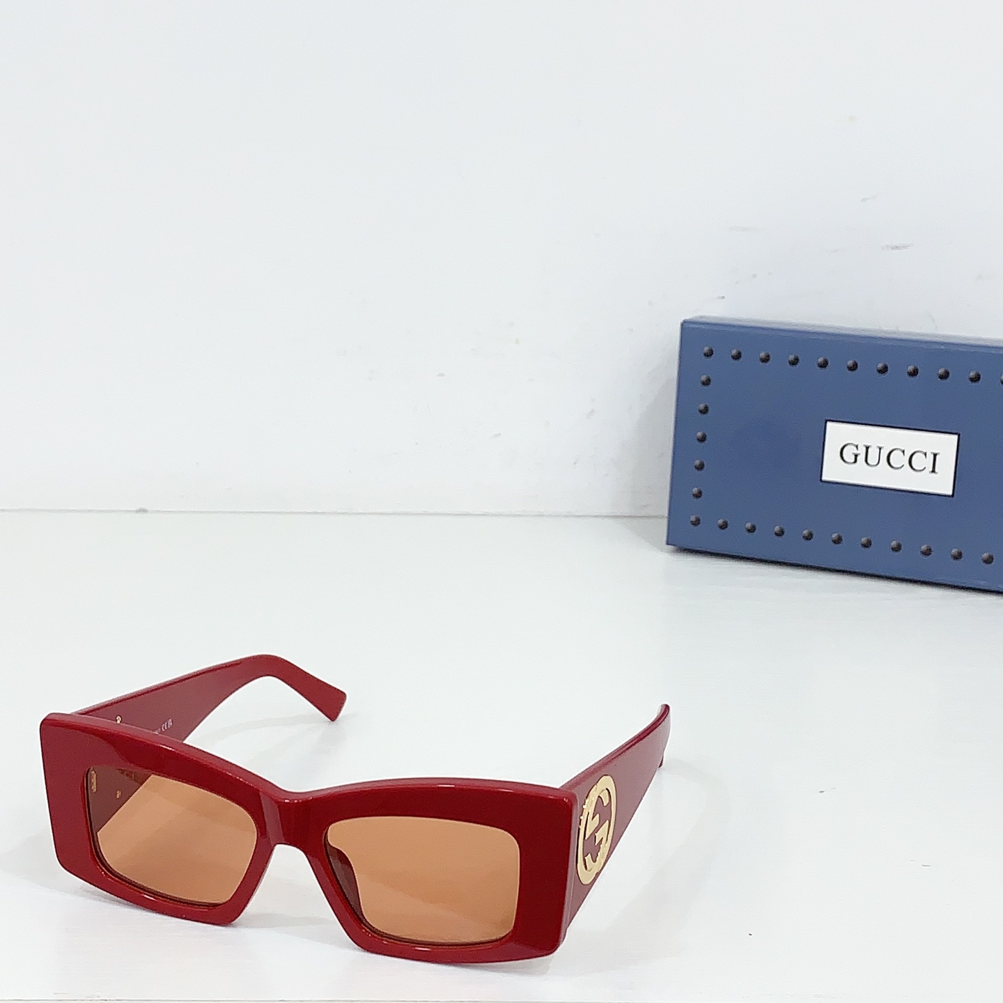 NO:253260,Square frame sunglasses MODGG1842S size53-Odd 17- Early spring glasses series combine bold silhouettes and classic patterns to show noble style. This sunglasses use square frames, and the large interlocking double G details on the temples add a touch of bright color. Glasses sunglasses, glasses19860909方形镜框太阳眼镜 MODGG1842S size53口17- 早春眼镜系列融合大胆廓形与经典图案,尽显尊贵格调.这款太阳眼镜采用方形镜框,镜腿上的大号互扣式双G细节更添一抹亮色. 眼镜墨镜太阳镜,眼镜,glasses