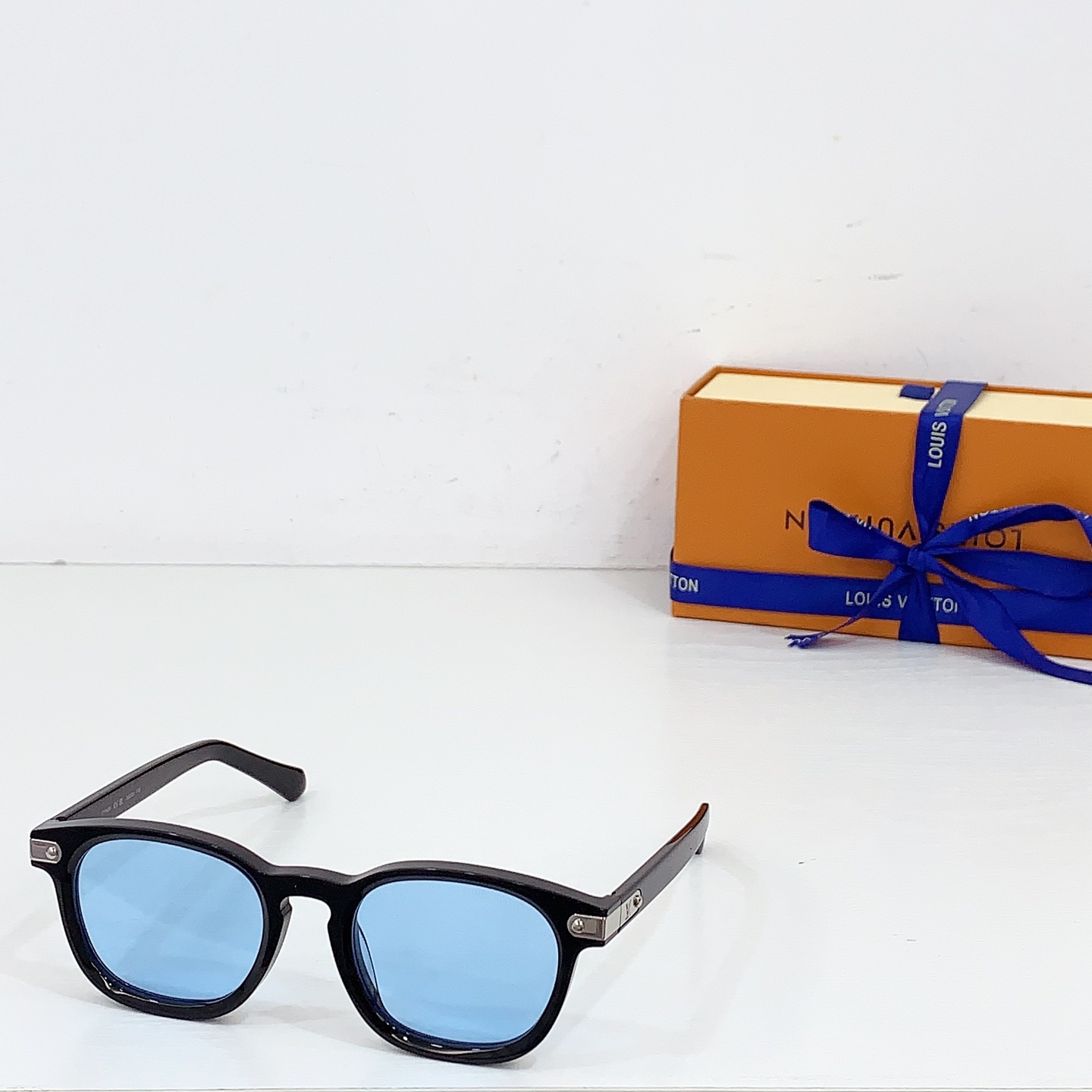 LOUIS VUITTO* Modelo: Z2655U