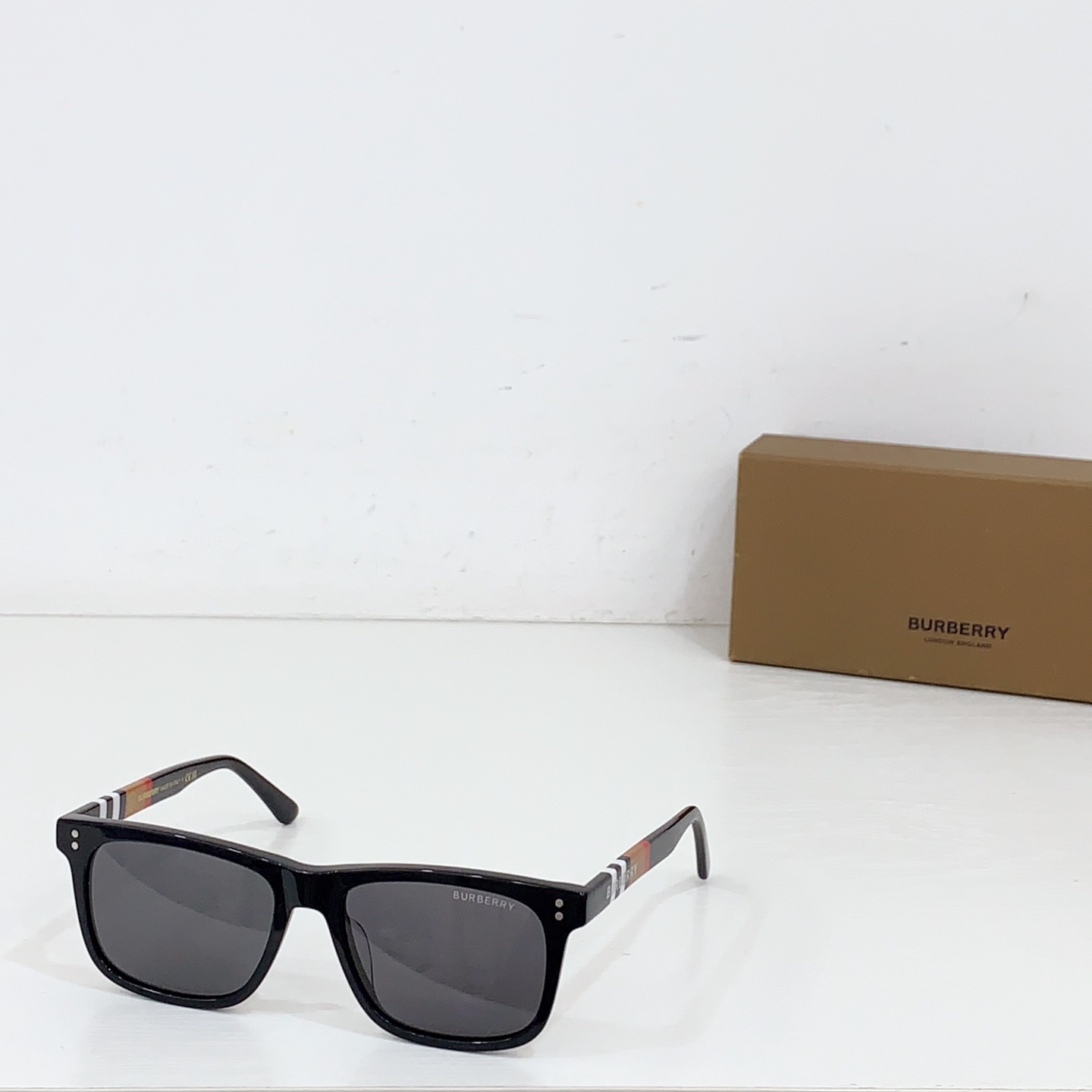 NO:255823,95 Burberr*Babaoli MODELBE4421Size53-Port 18-Thick style rectangular frame sunglasses, selected brand plaid boards, with beveled edge design. Embellished with shiny metallic stripes. Glasses sunglasses, glasses, burberry, burberry1986090995 Burberr*巴宝li MODELBE4421Size53口18-厚质风格长方框太阳眼镜,精选品牌格纹板材打造,采用斜角边缘设计.点缀亮泽金属感条纹装饰.眼镜墨镜太阳镜,眼镜,burberry,burberry,glasses