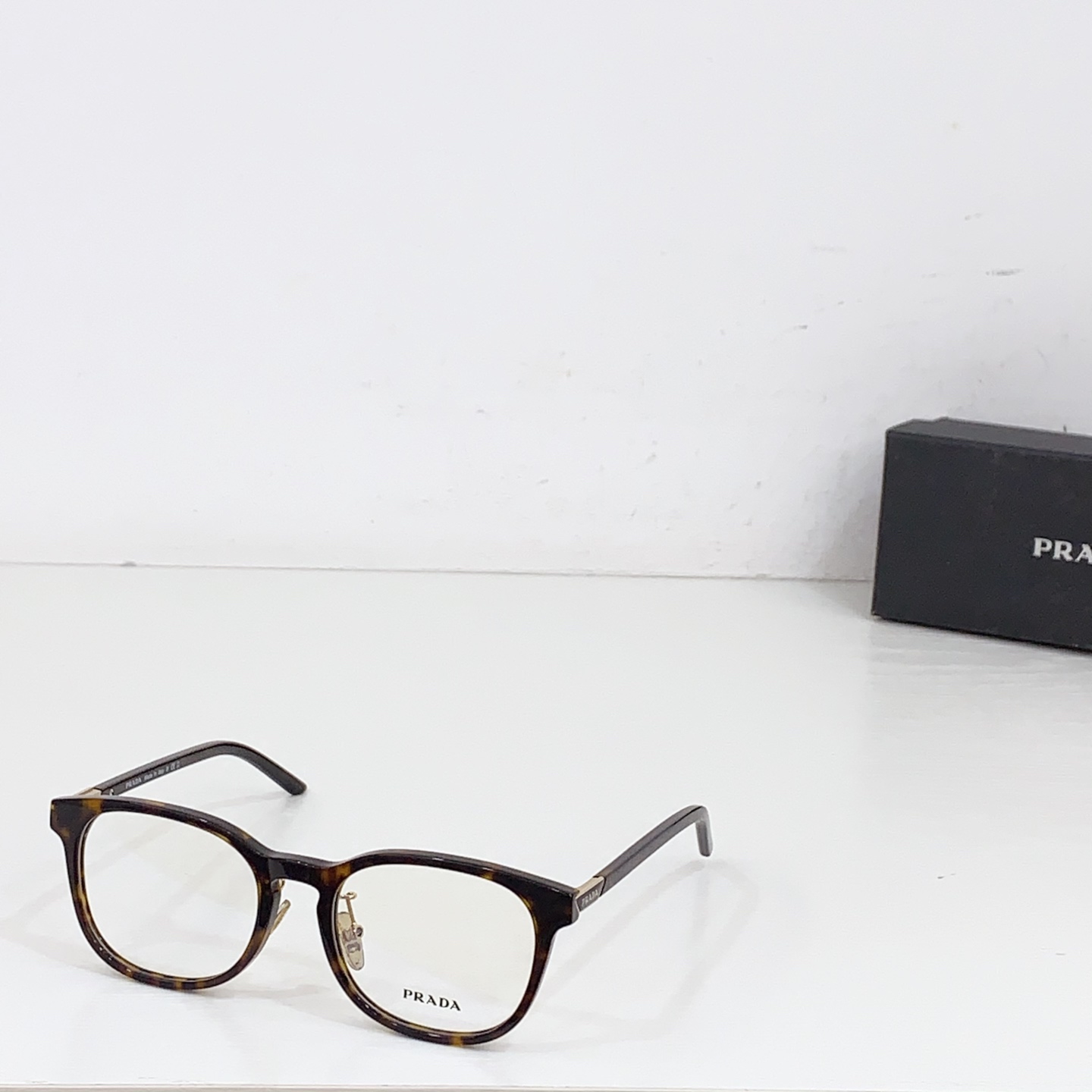 NO:256544,Prada VPR12Z 51-20- Plate square frame myopia glasses frame The face-free god is not picky and the main feature is a versatile. The classic element metal black label is simple but not simple. The combination of the board and metal nose pad increases adjustability. Glasses, sunglasses, sunglasses, prada, prada19860909Prada 普拉达 VPR12Z 51-20- 板材方圆框近视眼镜框 素颜的神不挑脸型主打的就是一个百搭 经典元素的金属黑标简约但不简单 板材与金属鼻托的搭配增加了可调节性 眼镜墨镜太阳镜,眼镜,prada,prada,glasses