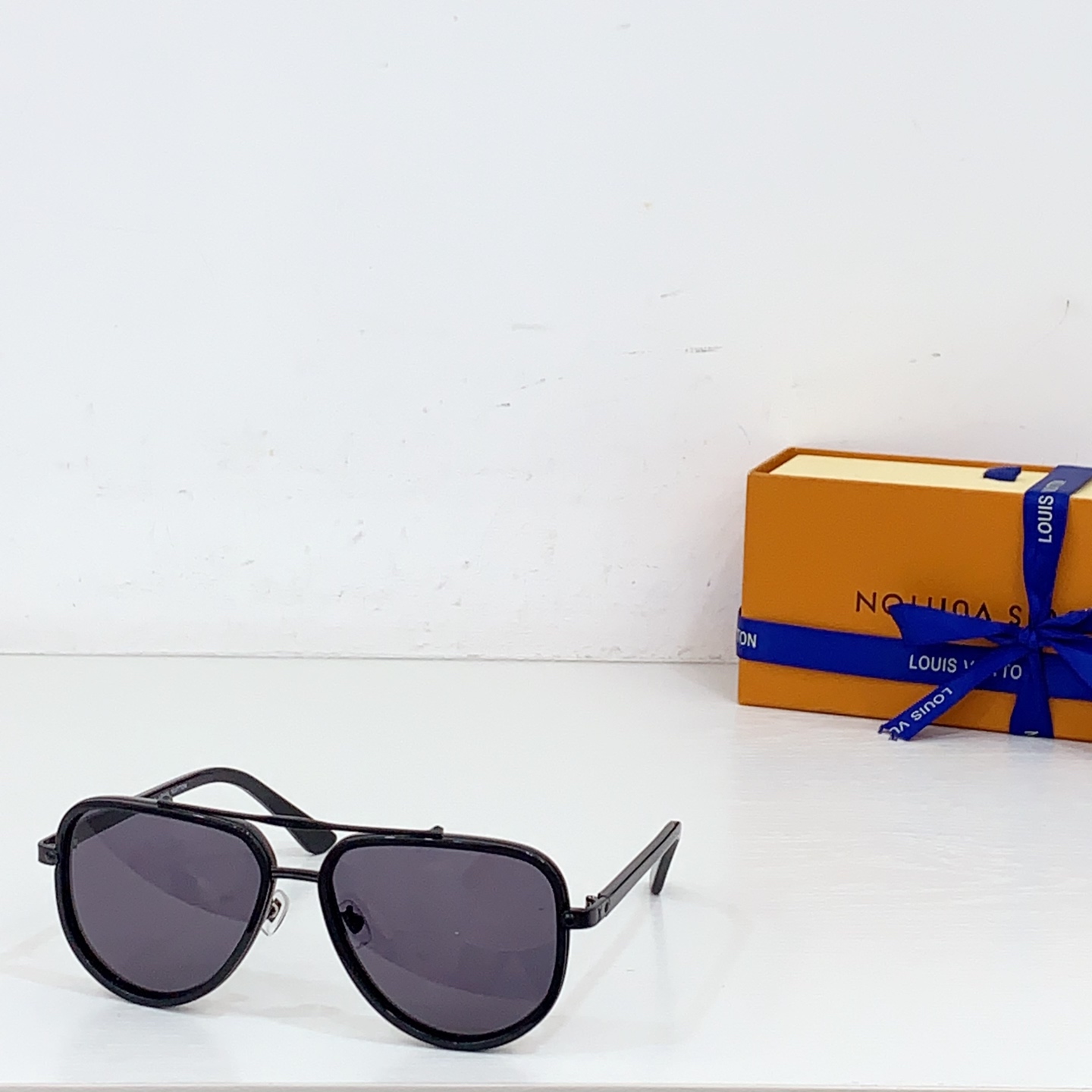 NO:258157,LOUIS VUITTO* LV Signature Duo Pilot Frog lens ~ The silver finish on the acetate lens and frame adds a modern touch to the classic outline, while the first letter of Louis Vuitton engraved on the hinge is the brand's logo MODELZ2510U Z2511U Z2512U Z2513U Z2514U Z2515U Z2516U SIZE58-Port 17-Glasses sunglasses, glasses, louis vuitton, louis vuitton, louis vuitton19860909LOUIS VUITTO* LV Signature Duo Pilot 蛤蟆镜～醋酸纤维镜片和镜框上的银色饰面为经典轮廓增添了现代气息,而铰链上镌刻的路易威登首字母则是品牌的标志 MODELZ2510U Z2511U Z2512U Z2513U Z2514U Z2515U Z2516U SIZE58口17- 眼镜墨镜太阳镜,眼镜,louis vuitton,louis vuitton,louis vuitton,glasses