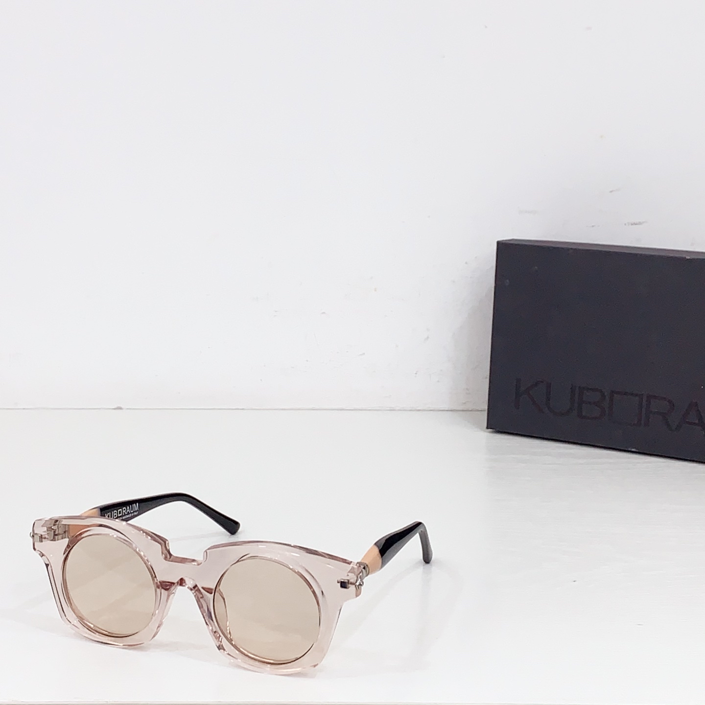 NO:258631,KUB mouth RAUM Customized 8.0 thick material German designer glasses are unique fashion pioneers, famous for their exquisite craftsmanship and unique design concepts. The brand focuses on the choice of materials and insists on using high-quality raw materials to ensure that every product can show excellent texture. MODELJ6 SIZE46 mouth 25- glasses sunglasses sunglasses, glasses19860909KUB口RAUM 定制8.0厚料德系设计师眼镜 独特的时尚先锋,意大利手工制作精湛的工艺和独特的设计理念而闻名.品牌注重对材质的选择,坚持使用高品质的原材料,确保每一件产品都能展现出卓越的质感. MODELJ6 SIZE46口25- 眼镜墨镜太阳镜,眼镜,glasses