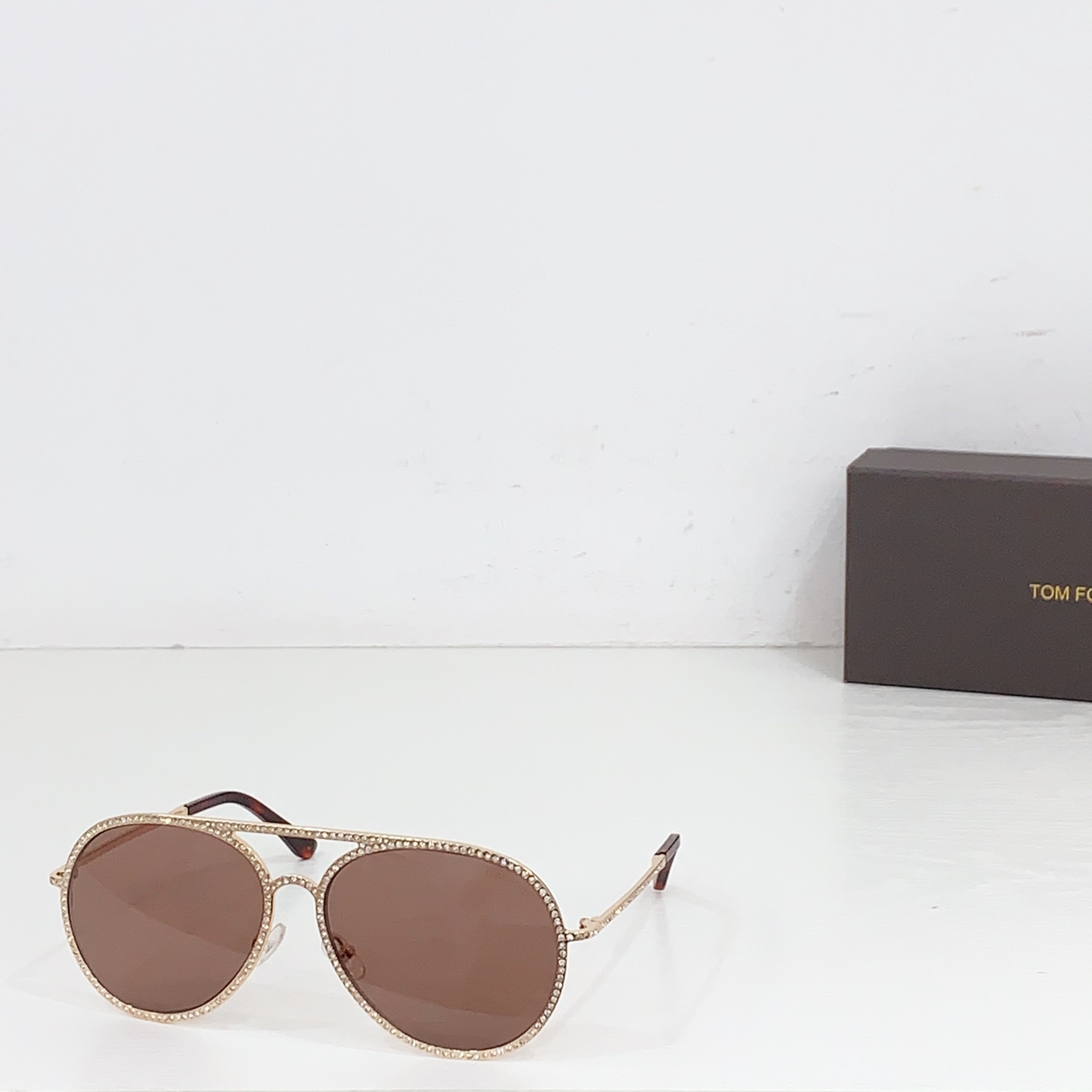 NO:258514,The latest TOM FOR* original one to one Tom FOR* FT size: 59 mouth 15- Official website copy diamond-set sunglasses, luxurious and luxurious. More than 200 diamond beauties are carefully inlaid and inlaid, and they will never fall off. You deserve glasses, sunglasses, glasses, tom ford19860909最新款TOM FOR* 原版一比一 汤姆福*FT size:59口15- 官网复制镶钻墨镜,奢华贵气.两百多颗钻石美颗都是精心镶制而成镶的特深永不掉落,你值得拥有眼镜墨镜太阳镜,眼镜,tom ford,glasses