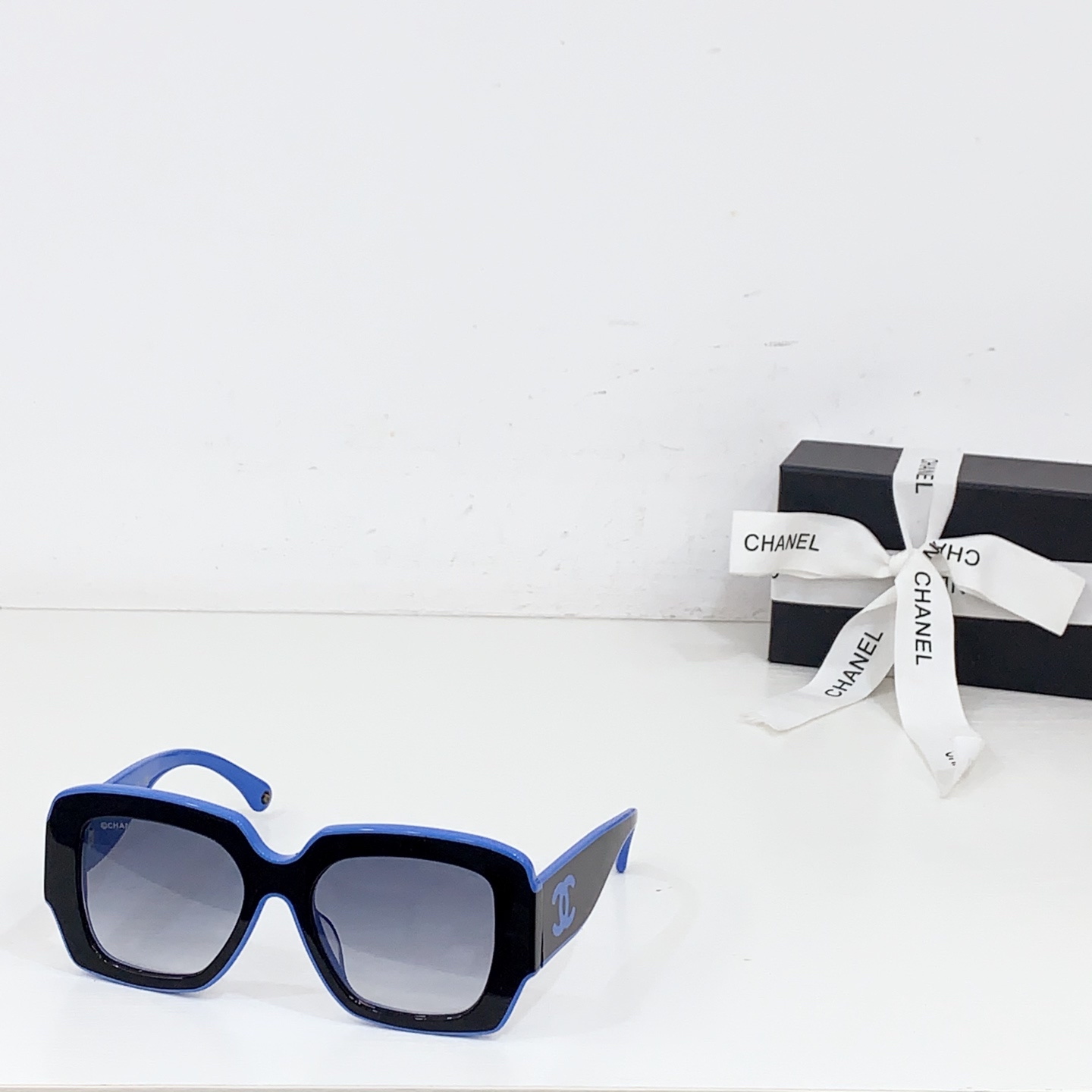 NO:348167,Chanel CH6059 Xin Zhilei's same small fragrance sunglasses, black and white panda color matching, fashionable retro and elegant, the dream-in-law mirror is really high-end!  Size 53-port 19-glasses sunglasses, glasses, chanel19860909香奈儿 CH6059 辛芷蕾同款小香墨镜 黑白熊猫配色 时尚复古又不失优雅 梦中情镜真的很高级！ 尺寸53口19- 眼镜墨镜太阳镜,眼镜,chanel,glasses