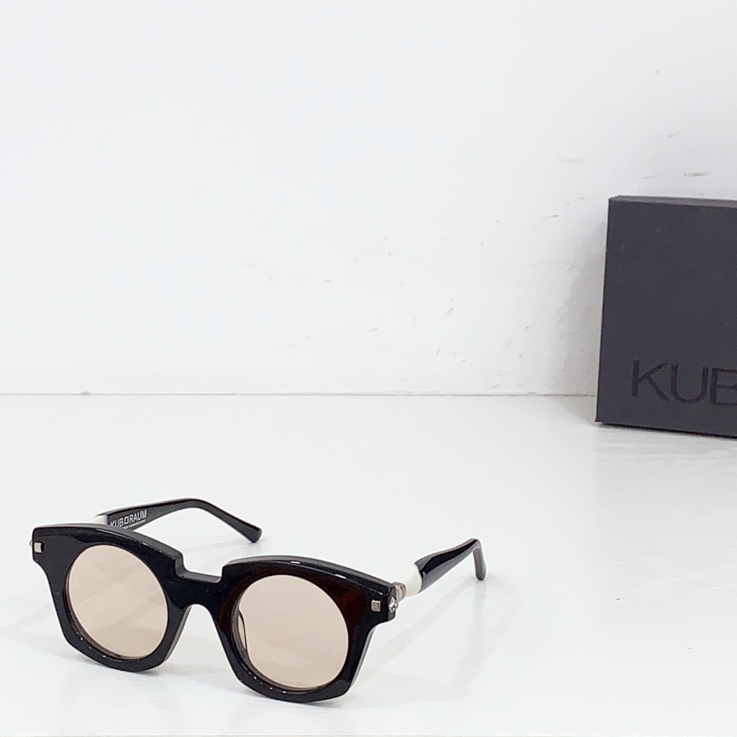 NO:349245,KUB mouth RAUM Customized 8.0 thick material German designer glasses are unique fashion pioneers, famous for their exquisite craftsmanship and unique design concepts. The brand focuses on the choice of materials and insists on using high-quality raw materials to ensure that every product can show excellent texture. MODELJ6 SIZE46 mouth 25- glasses sunglasses sunglasses, glasses19860909KUB口RAUM 定制8.0厚料德系设计师眼镜 独特的时尚先锋,意大利手工制作精湛的工艺和独特的设计理念而闻名.品牌注重对材质的选择,坚持使用高品质的原材料,确保每一件产品都能展现出卓越的质感. MODELJ6 SIZE46口25- 眼镜墨镜太阳镜,眼镜,glasses