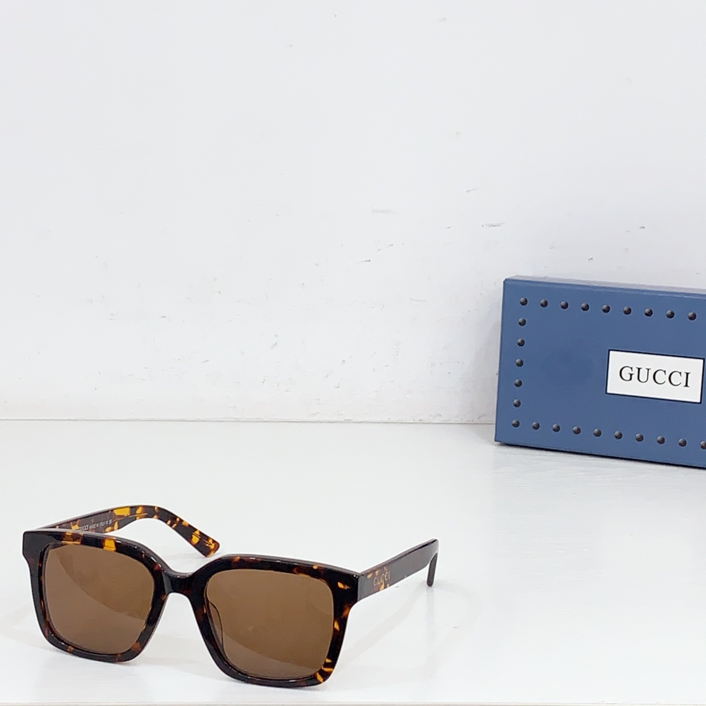 NO:354468,95 GUCC*Original 1-to-one GG1582, SIZE:53-21-This sunglasses continues Gucci's iconic retro style, adopts a classic square frame design, paired with metal double G logo to decorate the temples, revealing the brand recognition in a low-key manner. - The color matching and material frame are mainly matte black or tortoiseshell (specifically, the actual color matching shall prevail), the material is light acetate fiber combined with metal details, taking into account texture and comfort. - The lens gradient or solid color lens design can not only effectively shade the sun, but also add a sense of fashion and layering. Glasses sunglasses, glasses, gucci, gucci1986090995 GUCC*原版一比一 GG1582,SIZE:53-21-这款墨镜延续了古驰标志性的复古风格,采用经典的方形镜框设计,搭配金属双G logo装饰镜腿,低调中透露出品牌辨识度. - 配色与材质镜框以哑光黑色或玳瑁色为主（具体以实物配色为准）,材质为轻质醋酸纤维结合金属细节,兼顾质感与舒适性. - 镜片渐变或纯色镜片设计,既能有效遮阳,又增添时尚层次感. 眼镜墨镜太阳镜,眼镜,gucci,gucci,glasses