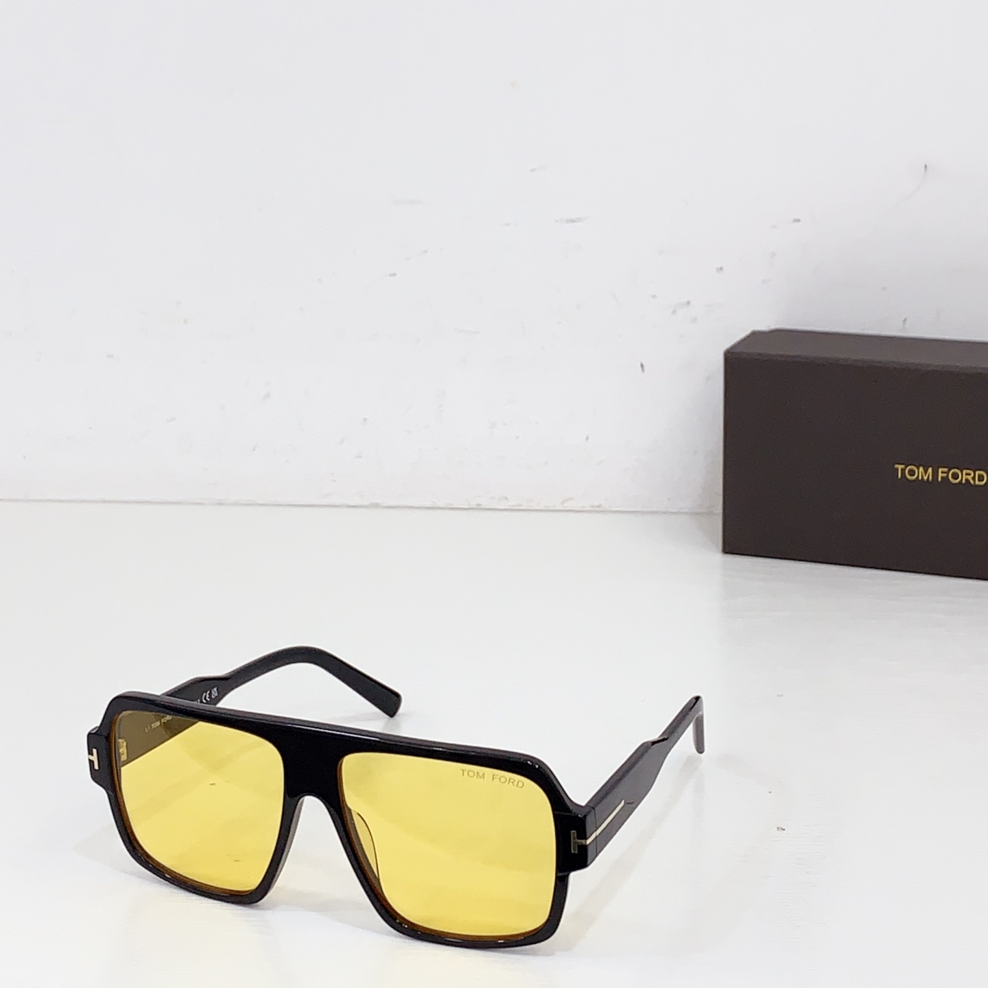 NO:356491,95 TOM FOR* number FT0933 shield frame, wide temples, brand temples, gold hardware, brand temple frame shape square size 58-15-Wipe with clean dry cloth Made in Italy This CAMDEN SUNGLASSES is one of the new items at the brand headquarters, suitable for enjoying the next blue bath at home or enjoying endless sunshine in warm weather. Combined with the square frame, the temples are decorated with close-fitting lengthened golden 