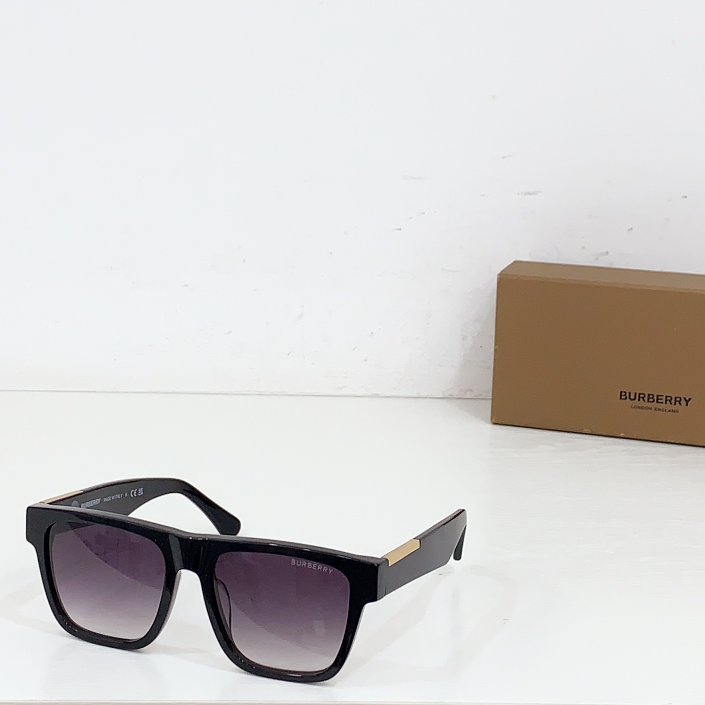 NO:356371,95 Burberr*Babberli MODELBE, Size54-hole 18-thick style rectangular sunglasses, selected brand plaid boards, designed with beveled edges. Embellished with shiny metallic stripes. Glasses sunglasses, glasses, burberry, burberry1986090995 Burberr*巴宝li MODELBE,Size54口18-厚质风格长方框太阳眼镜,精选品牌格纹板材打造,采用斜角边缘设计.点缀亮泽金属感条纹装饰.眼镜墨镜太阳镜,眼镜,burberry,burberry,glasses