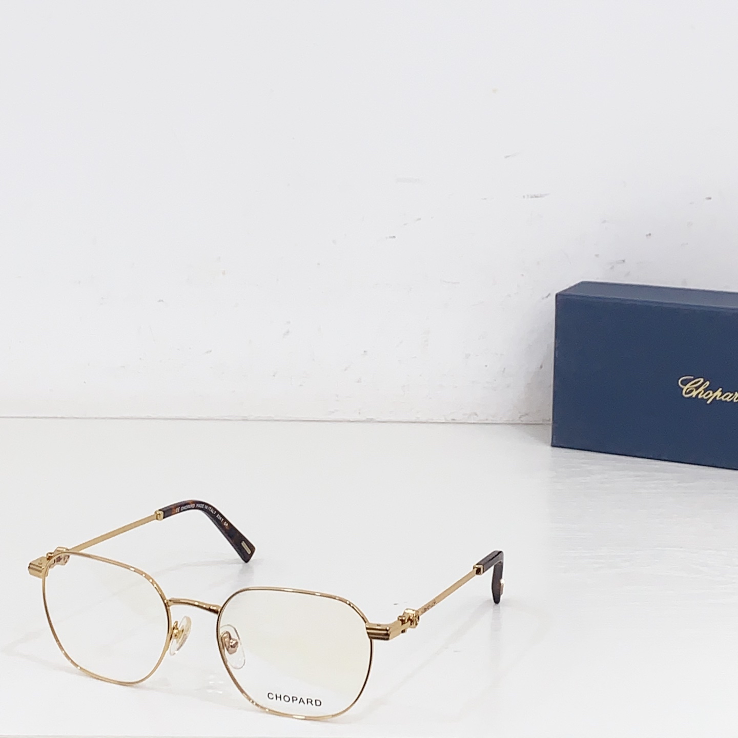 NO:360587,Chopar*Xiao*Original 1-to-one High-version is by no means market currency 11 Model VCHG38, Size54 18- Official website update model Every glass is carefully created. Details can be seen in the temple inner test, the advanced anti-counterfeiting code is unique, light and not pressing on the nose Comfortable, simple and neutral style in stock, beautiful glasses, sunglasses, glasses, chopard19860909Chopar*肖*原版一比一 高版本绝非市场通货11 型号VCHG38,Size54口18- 官网更新款 每一幅眼镜都用心打造 细节可见镜腿内测高级防伪码独一无二 轻盈不压鼻 舒适 简约中性款现货 衬托你的美眼镜墨镜太阳镜,眼镜,chopard,glasses