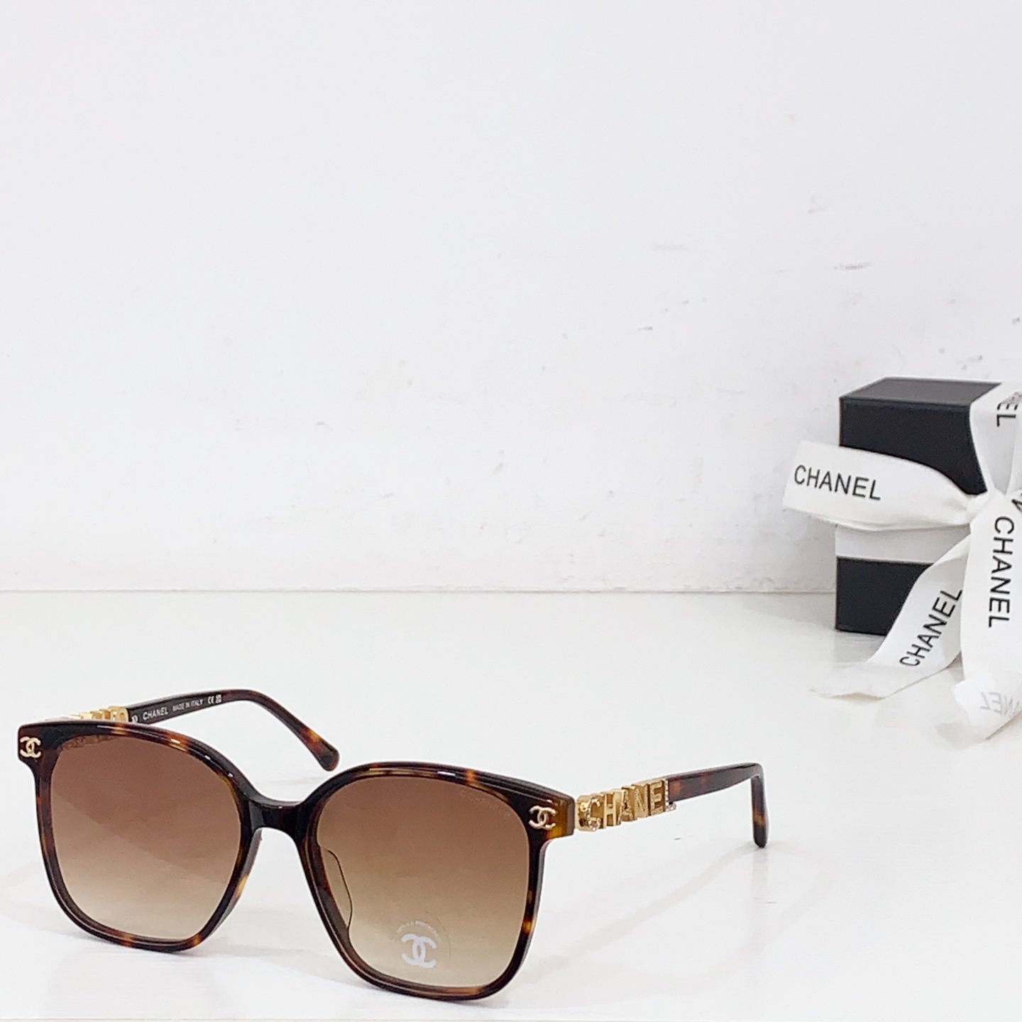 NO:361476,CHANE* New product for spring, all-match integrated lenses with irregular letter accessories, simple but not simple, the effect of face-mounting should not be too good. Mod6804 SIZE56- 18- glasses, sunglasses, sunglasses, glasses, chanel19860909CHANE* 开春新品 百搭一体镜片搭配不规则字母配饰 简约而不简单 上脸效果不要太好看 Mod6804 SIZE56口18- 眼镜墨镜太阳镜,眼镜,chanel,glasses