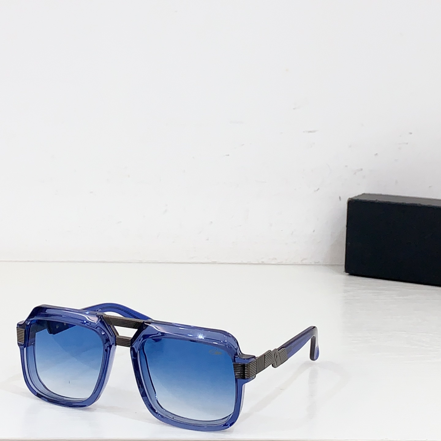 NO:361595,CAZA* official website original one to one new model just arrived MOD669, size: 56 18-Use bright and bright original colors, and also expresses strong and unrestrained avant-garde design style without being left and right. Each Kagar is an outstanding work, with a very textured face on it, and is deeply sought after by famous nobles at home and abroad! Glasses, sunglasses, glasses19860909CAZA*官网原版一比一 新款刚刚到货 MOD669,size: 56口18-运用鲜艳亮丽的原色,表现也强烈奔放,不受左右的前卫设计风格.每一支卡加尔都是一件杰出的作品 ,戴上脸质感十足,深受国内外名门贵族们的追捧!眼镜墨镜太阳镜,眼镜,glasses