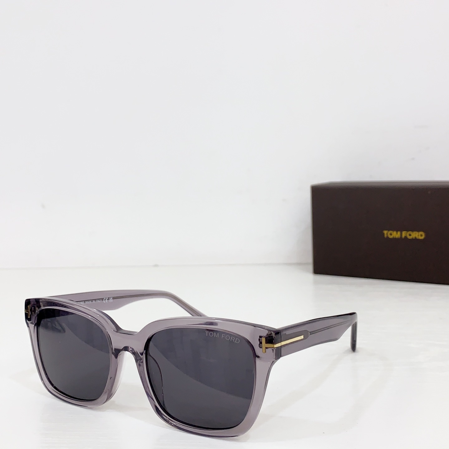 NO:363343,TOM FOR* FT1216, SIZE54-20-Classic design, with high-light aura, neat lines outline tough outlines, adapt to a variety of face shapes, easily modify facial lines, whether it is a tough man or a queen of aura, you can instantly turn the focus on the street. The iconic 