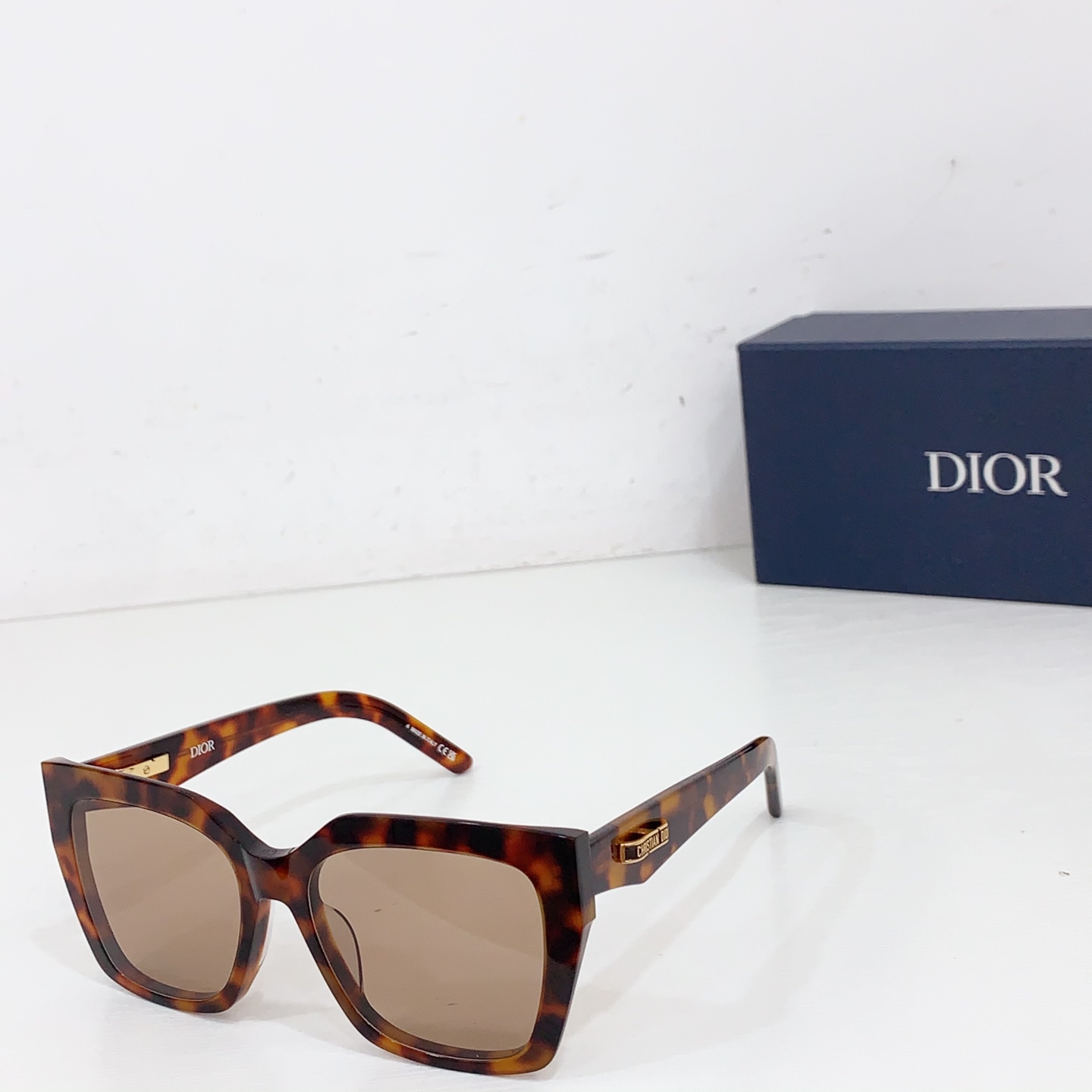 NO:367846,Dio* sunglasses are a new interpretation of the CD logo in urban style. Paired with a black acetate square frame, the golden finish metallic Christian Dior logo inspired by the 30 Montaigne fashion jewelry series enhances the style. Light brown gradient gray lenses are elegant and charming, and the gorgeous style injects a modern touch into various shapes. MODELDior S5F SIZE 55-mouth 18-glasses sunglasses, glasses, dior19860909Dio*太阳眼镜以都市风格全新演绎 CD 标志.搭配黑色醋酸纤维正方形镜框,饰以灵感源自 30 Montaigne 时尚首饰系列的金色饰面金属 Christian Dior 标志提升格调.浅茶色 渐变灰色镜片优雅迷人,华丽风格为各式造型注入一抹现代感. MODELDior S5F SIZE 55口18- 眼镜墨镜太阳镜,眼镜,dior,glasses