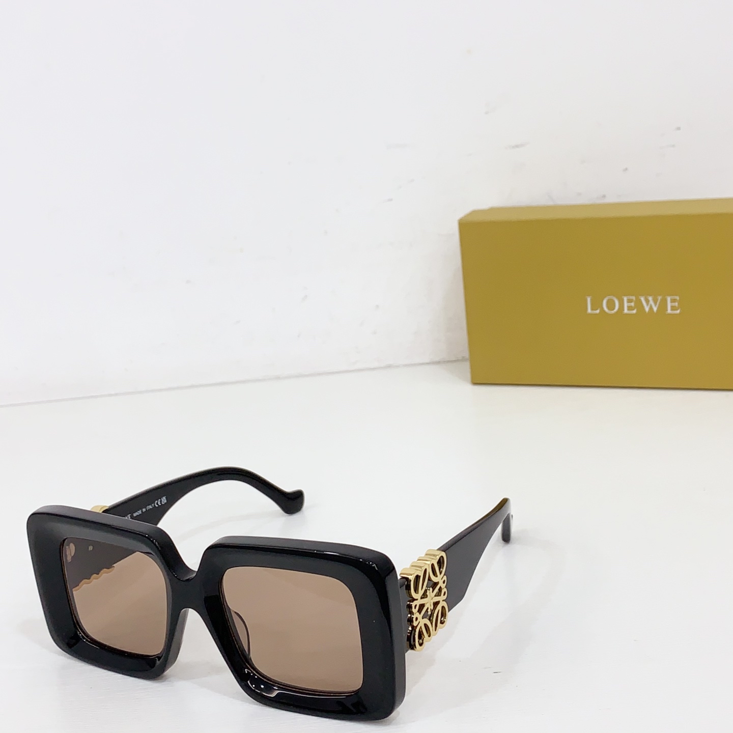 NO:367685,LOEW* injects geometric gravity into this classic outline. It incorporates its signature personality into the shape of this beloved square sunglasses. The oblique design of the acetate frame slightly raised towards the temples, giving this pair of sunglasses a unique visual impact. MODELLW40176U SIZE 51-Port 21-Glasses Sunglasses, Glasses, loewe19860909LOEW* 为这个经典的轮廓注入了几何重力.将其标志性的个性融入这款备受喜爱的方形太阳镜的造型中.醋酸纤维镜框的斜边设计略微向镜腿方向凸起,赋予这副太阳镜独特的视觉冲击力. MODELLW40176U SIZE 51口21- 眼镜墨镜太阳镜,眼镜,loewe,glasses