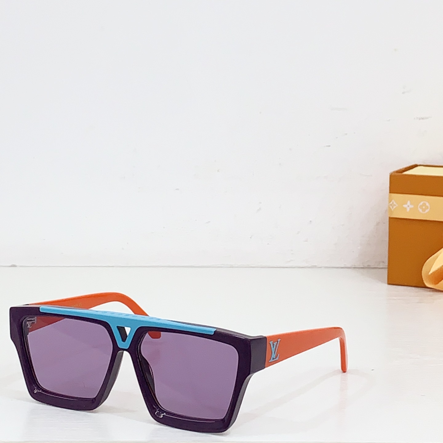 NO:367836,The highest version Louis Vuitto* Model Z1502 Z1681 Z1682 Z1811 Z1894 sunglasses latest version Iconic millionaire style, 10.0 thickness deep polish Deep three-dimensional beveled panels, radium engraved logo LV first letter and very iconic, simple and luxurious glasses sunglasses, glasses, louis vuitton, louis vuitton19860909最高版本 Louis Vuitto* 型号Z1502 Z1681 Z1682 Z1811 Z1894太阳镜最新版本 标志性的百万富翁风格,10.0厚度深度抛光 深深的立体斜面板材,镭刻的logo标 LV首字母和极具标志性,简约而豪华 眼镜墨镜太阳镜,眼镜,louis vuitton,louis vuitton,glasses