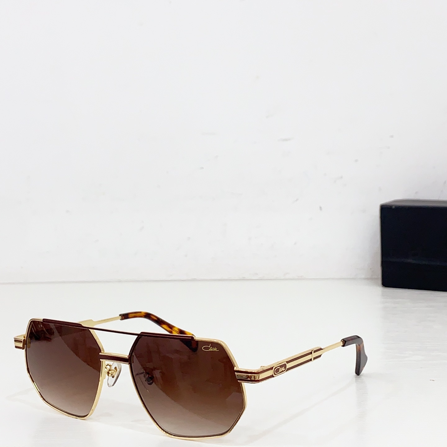 NO:368492,CAZA* official website original one to one new model just arrived MOD7113/3, size: 58 18-Use bright and bright original colors, and also expresses strong and unrestrained avant-garde design style. Each Kagar is an outstanding work, with a very textured face, and is deeply sought after by famous nobles at home and abroad! Glasses, sunglasses, glasses19860909CAZA*官网原版一比一 新款刚刚到货 MOD7113/3,size: 58口18-运用鲜艳亮丽的原色,表现也强烈奔放,不受左右的前卫设计风格.每一支卡加尔都是一件杰出的作品 ,戴上脸质感十足,深受国内外名门贵族们的追捧! 眼镜墨镜太阳镜,眼镜,glasses