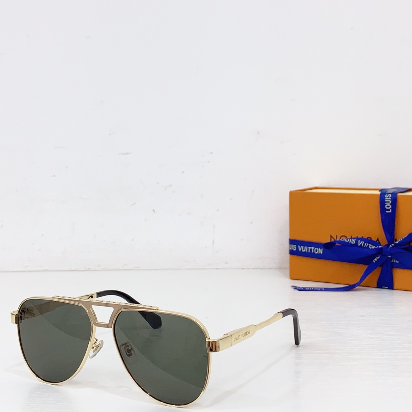 NO:369872,Official website model [LOUIS VUITTO*] Original one-to-one, Louis Vuit*Z1586E, size: 58-15- This model sunglasses combine square contours and deep slopes to boldly declare modern style. The gradient lenses from deep and shallow coincide with the color of the frame, and the nose bridge illuminates the bright light for architectural design. Glasses sunglasses, glasses, louis vuitton, louis vuitton19860909官网款【LOUIS VUITTO*】 原版一比一,路易威*Z1586E,size: 58口15- 本款 太阳眼镜结合方正轮廓和深斜面,大胆宣示摩登风尚.由深及浅的渐变镜片与框架色彩不谋而合, 鼻梁为建筑主义设计点亮璀璨光芒. 眼镜墨镜太阳镜,眼镜,louis vuitton,louis vuitton,glasses