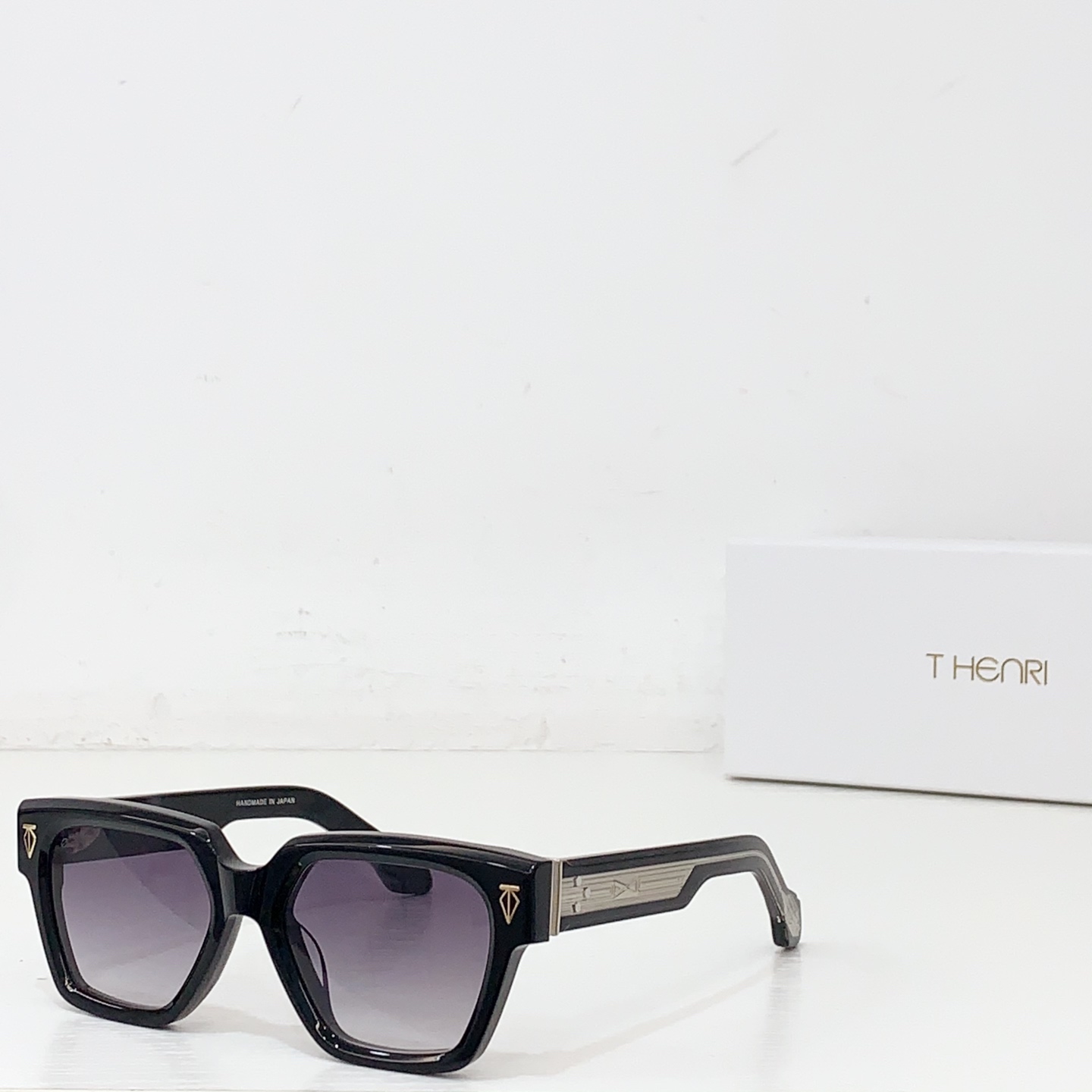 NO:371432,THENR* MODEL:UTOPIA SIZE:53 port 19-147 Delivery box ~ Glasses, sunglasses, glasses19860909THENR* MODEL:UTOPIA SIZE:53口19-147 配送盒子～ 眼镜墨镜太阳镜,眼镜,glasses