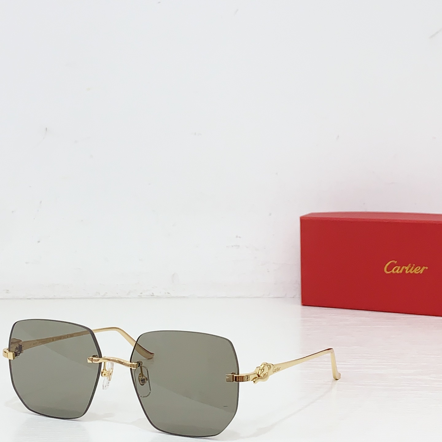 NO:371728,Cartie* ModCT0549S Size57-Operation 16- Deep seal carving process Three-dimensional leopard Original size Panthère de Cartier sunglasses in rimless metal frame with a smooth golden-finish, square shape and graduated grey lenses with a golden mirror effect. Dimensions: 57 mm lenses, 16 mm bridge Glasses sunglasses, glasses, cartier19860909Cartie* ModCT0549S Size57口16- 深度篆刻工艺 立体豹子 原版尺寸 Panthère de Cartier sunglasses in rimless metal frame with a smooth golden-finish, square shape and graduated grey lenses with a golden mirror effect. Dimensions: 57 mm lenses, 16 mm bridge 眼镜墨镜太阳镜,眼镜,cartier,glasses