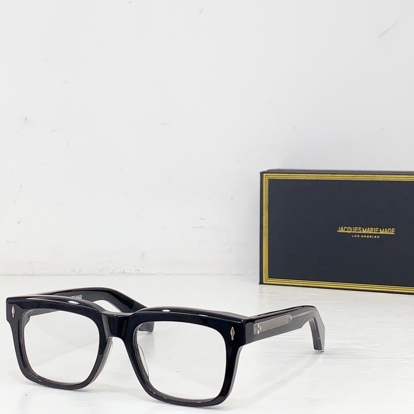 NO:373293,JACQUES MARIF MAGE TORINO-EPOXY Series The exquisite Wellington shape has been redesigned with custom arrow front pins, with hand-painted epoxy inlays, and the exposed temple core has a unique 