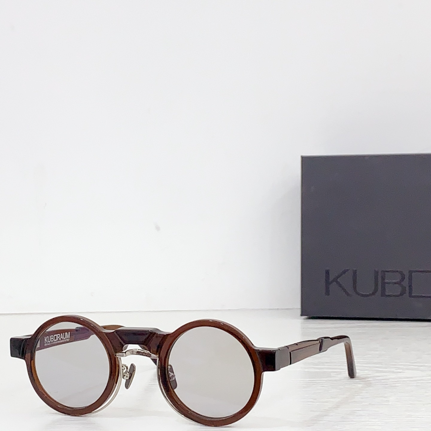 NO:375177,German niche KUB RAUM trendy brand N3. SIZE44 24-. It has always been inspired by style and has a pure and niche high-end street brand. Glasses, sunglasses, glasses, glasses19860909德国小众 KUB RAUM 潮牌 N3. SIZE44口24-.一直以风格为灵感展开设计,拥有纯正小众的高端街头品牌 眼镜墨镜太阳镜,眼镜,glasses