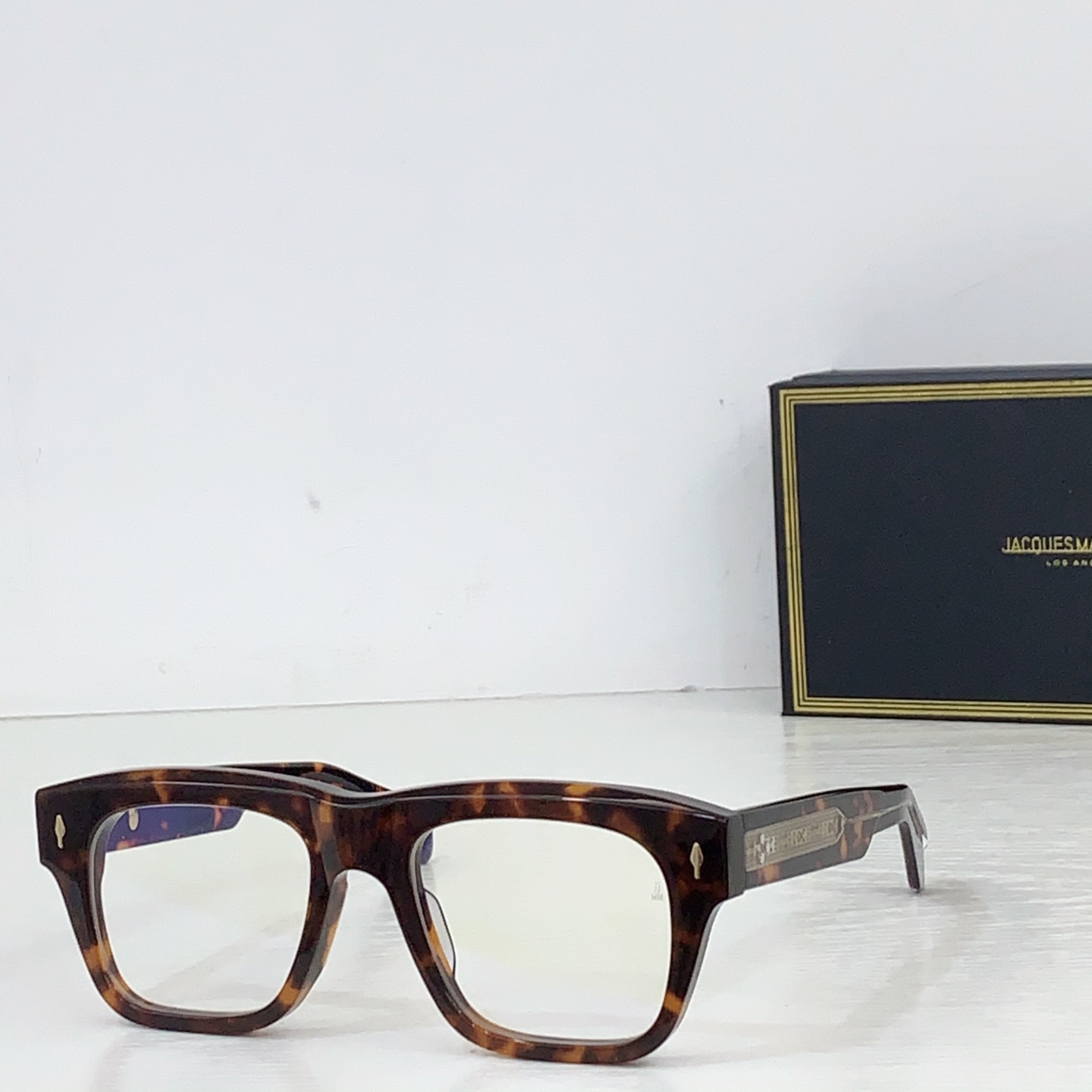 NO:580120,JACQUES MARIE MAGE Japanese Handmade Eyewear CASH sunglasses are inspired by the sunglasses Johnny Cash was wearing when he was arrested in El Paso, Texas. The sunglasses feature a bold browline, sculpted temples, and JMM's signature precious metal detailing. Their design exudes a bold yet sophisticated aesthetic that echoes Cash's unique blend of rebellion and sophistication. MODELCASH  SIZE: 54 Ports 21-146 Color Changing Box Glasses Sunglasses Sunglasses, Glasses19860909JACQUES MARIE MAGE 日本手工眼镜 CASH 太阳镜的设计灵感源自约翰尼·卡什 (Johnny Cash) 年被捕时所戴的太阳镜. 德克萨斯州埃尔帕索. 这款太阳镜拥有醒目的眉线、雕塑感十足的镜腿以及 JMM 标志性的贵金属细节. 其设计散发着大胆而精致的美感,与 Cash 独特的叛逆与精致交织的风格相呼应. MODELCASH SIZE:54口21-146  变色配盒眼镜墨镜太阳镜,眼镜,glasses